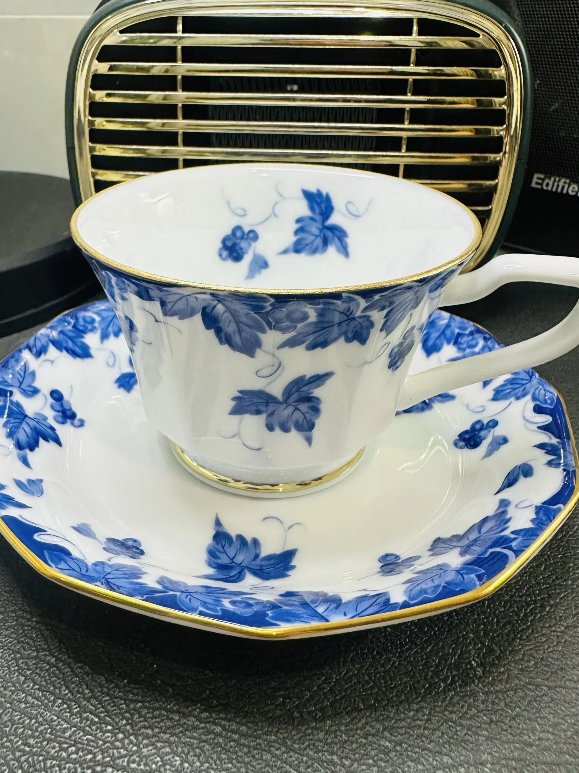 Daily Use HOYA Coffee Cup Afternoon Tea Red Tea Cup Imperial Blue Lily Painting Gold Engraving inside And outside Ceramic
Daily Use HOYA Coffee Cup Afternoon Tea Red Tea Cup Imperial Blue Lily Painting Gold Engraving inside And outside Ceramic