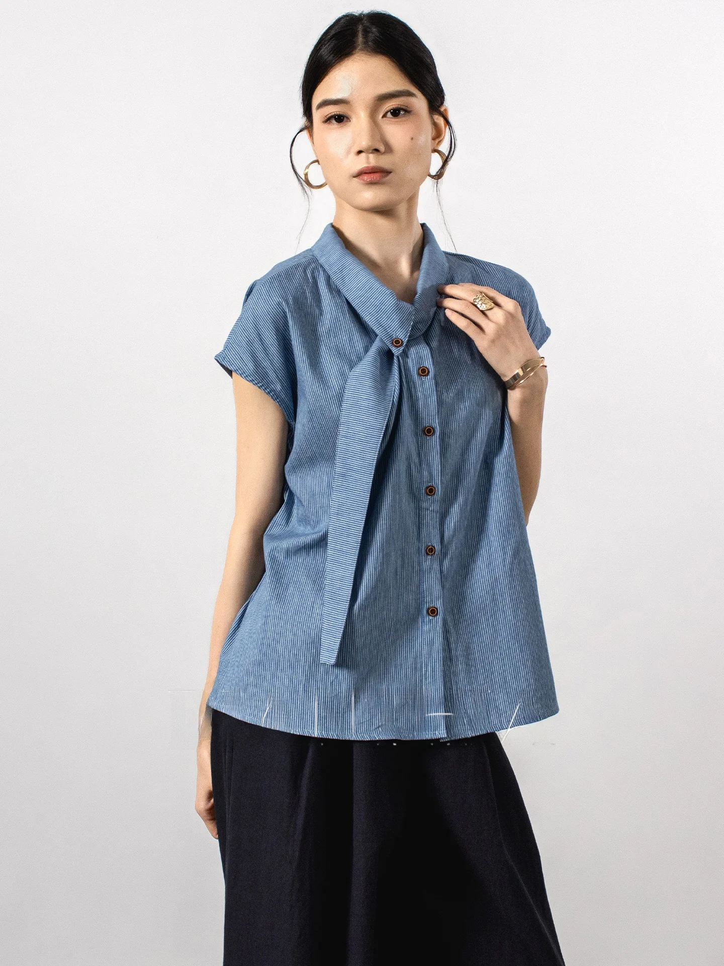 DianThia Blue Striped Asymmetrical Collar Short Sleeve Women's Shirt 2026 Summer New Color Block Button Scarf Neck Design
DianThia Blue Striped Asymmetrical Collar Short Sleeve Women's Shirt 2026 Summer New Color Block Button Scarf Neck Design