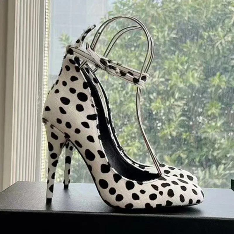 2025 Новые роскошные дизайнерские модные туфли на очень высоком каблуке из натуральной кожи с неглубоким носком и тонким каблуком с ремешком, модные одинарные туфли, размер 41
2025 Новые роскошные дизайнерские модные туфли на очень высоком каблуке из натуральной кожи с неглубоким носком и тонким каблуком с ремешком, модные одинарные туфли, размер 41