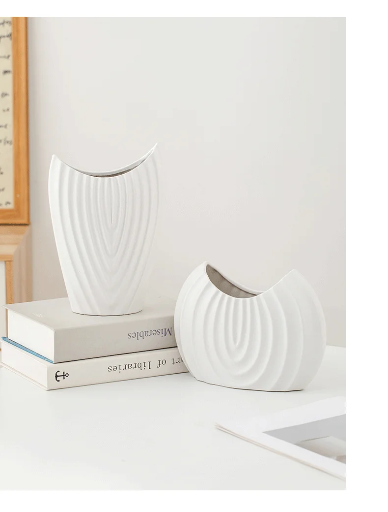 Ceramic vase - Nordic style creative white flower arrangement decorative item - minimalist and luxurious
Ceramic vase - Nordic style creative white flower arrangement decorative item - minimalist and luxurious