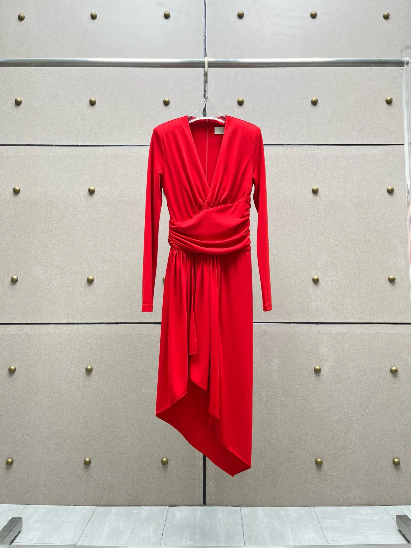 25 Spring Heavy Industry Layered Fashionable and Comfortable V-neck Irregular Slimming Dress, Elegant and Capable Goddess Style
25 Spring Heavy Industry Layered Fashionable and Comfortable V-neck Irregular Slimming Dress, Elegant and Capable Goddess Style