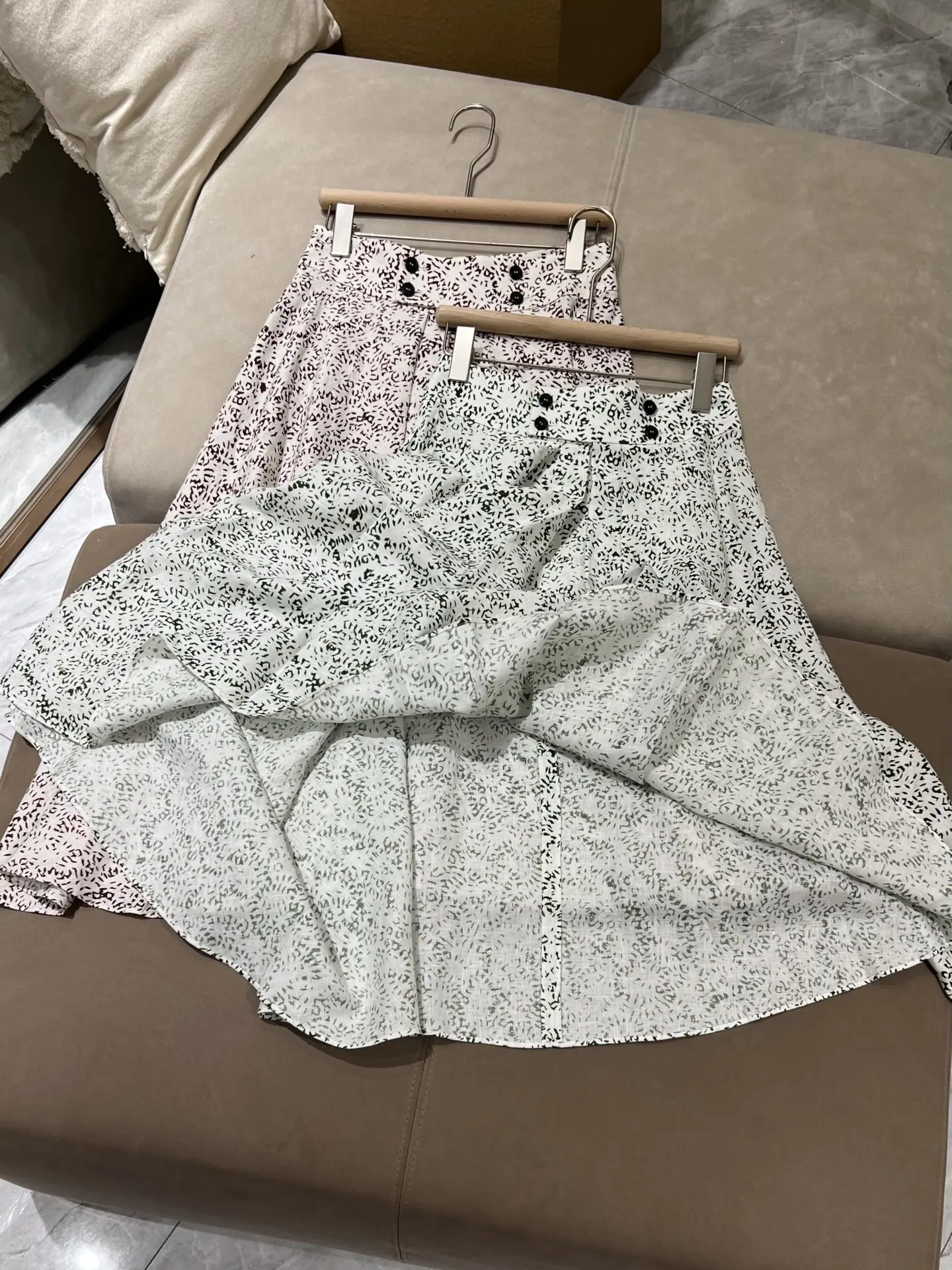 2026 Spring/Summer New Arrival: Women'S Printed Midi Skirt—Waist-Cinching, Slimming, And French-Inspired Elegant Style
2026 Spring/Summer New Arrival: Women'S Printed Midi Skirt—Waist-Cinching, Slimming, And French-Inspired Elegant Style