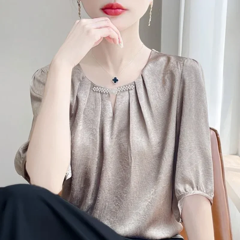Korean Elegant Fashion All Match Short Sleeved Satin Summer New Silk Shirt Popularity Sound Neck Popularity Top
Korean Elegant Fashion All Match Short Sleeved Satin Summer New Silk Shirt Popularity Sound Neck Popularity Top