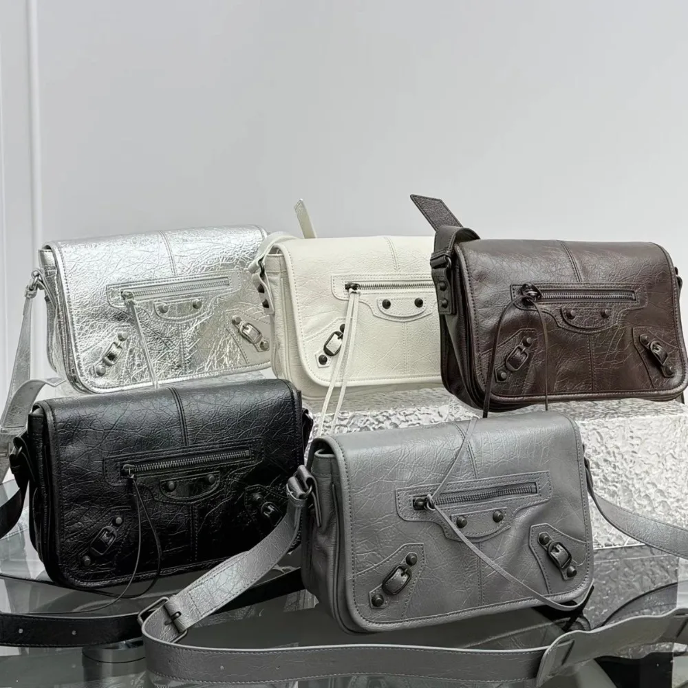 Retro Rivets Unique Texture Daily Flip Mail Carrier Bag Fashionable Leather Oblique Span Bag High-end Versatile Elegance
Retro Rivets Unique Texture Daily Flip Mail Carrier Bag Fashionable Leather Oblique Span Bag High-end Versatile Elegance