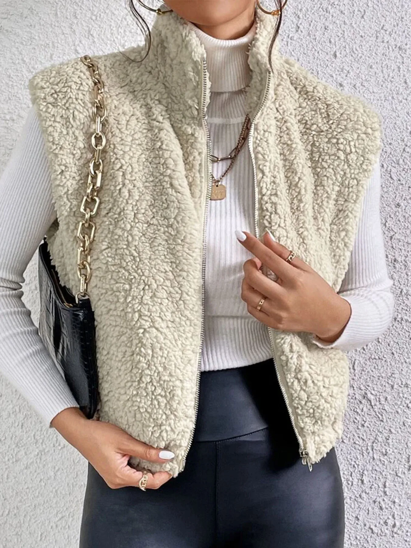 Women's Fuzzy Fleece Vest Oversized Sleeveless Jacket Warm Button Down Outerwear With Pockets Fall Lightweight Casual Waistcoat
Women's Fuzzy Fleece Vest Oversized Sleeveless Jacket Warm Button Down Outerwear With Pockets Fall Lightweight Casual Waistcoat