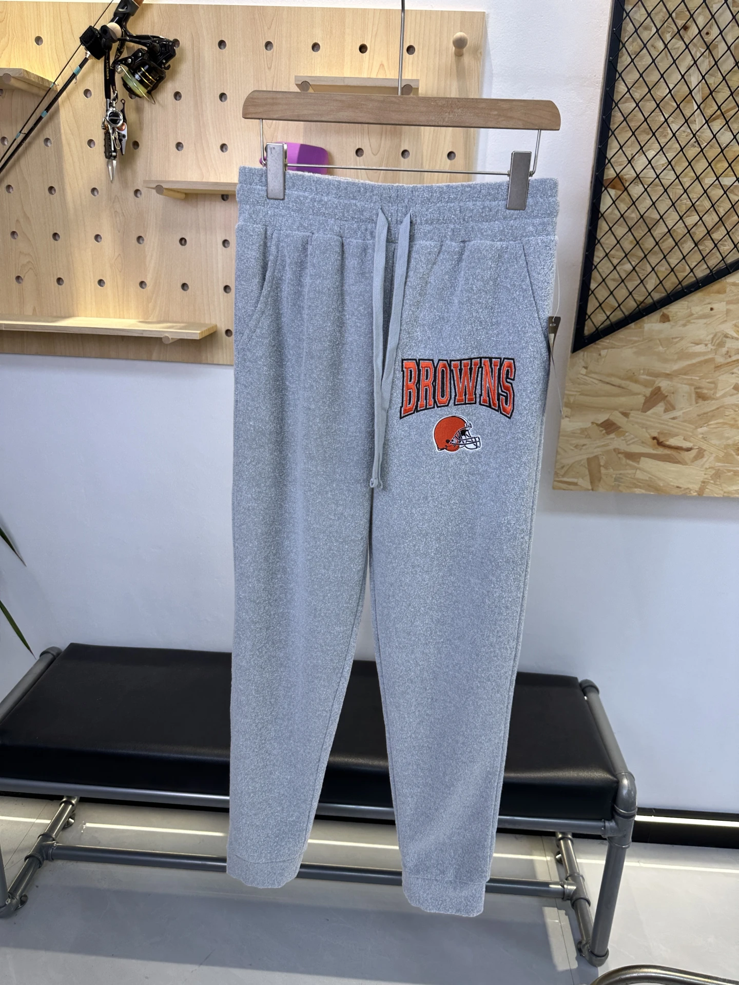 Удобные спортивные брюки на резинке с начесом для дома и отдыха, осенне-зимние, прямого кроя
Удобные спортивные брюки на резинке с начесом для дома и отдыха, осенне-зимние, прямого кроя