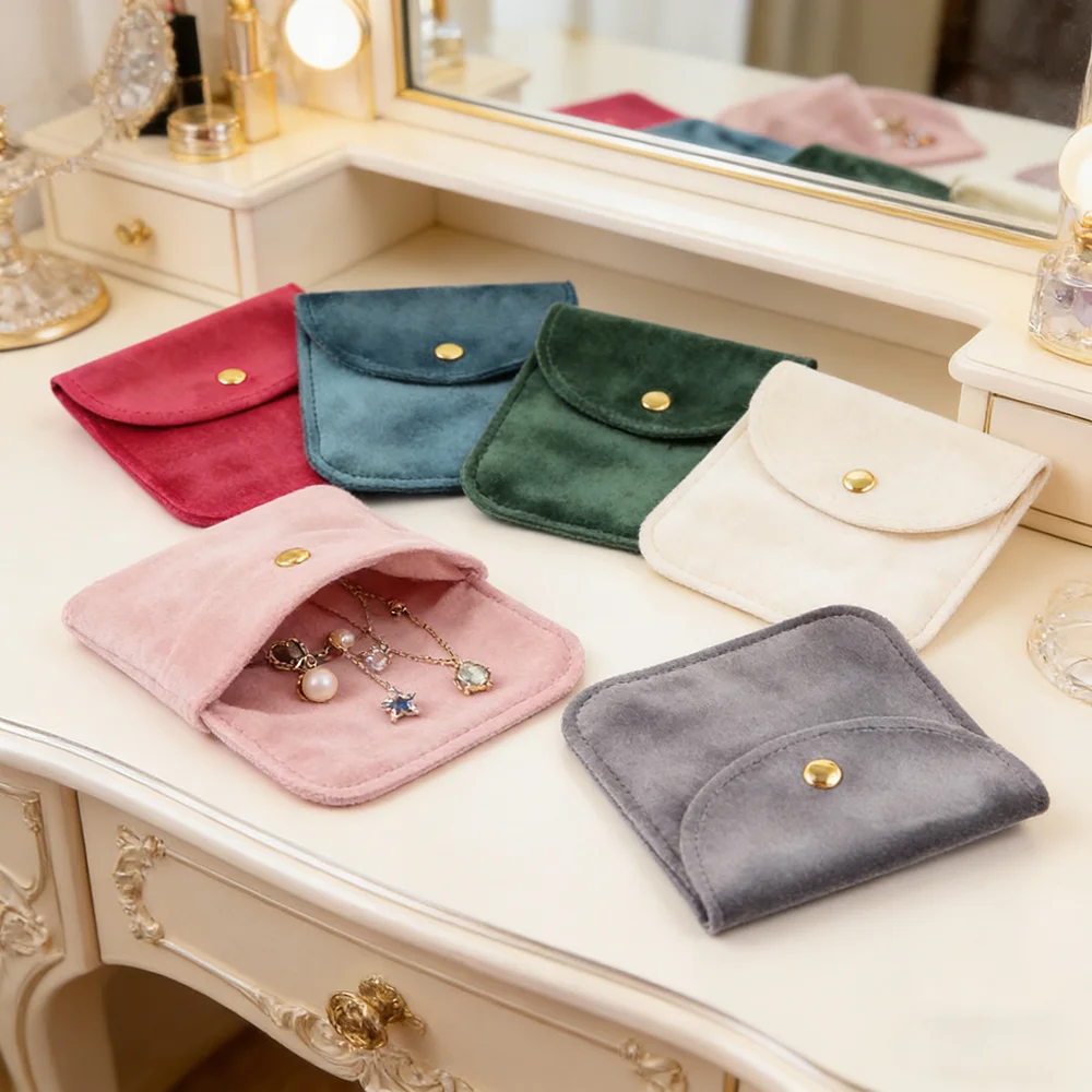 Маленький бархатный мешочек для украшений с кнопкой-застежкой, мягкий мешочек из микрофибры для упаковки ювелирных изделий, мини-органайзер для хранения сережек, колец и ожерелий
Маленький бархатный мешочек для украшений с кнопкой-застежкой, мягкий мешочек из микрофибры для упаковки ювелирных изделий, мини-органайзер для хранения сережек, колец и ожерелий