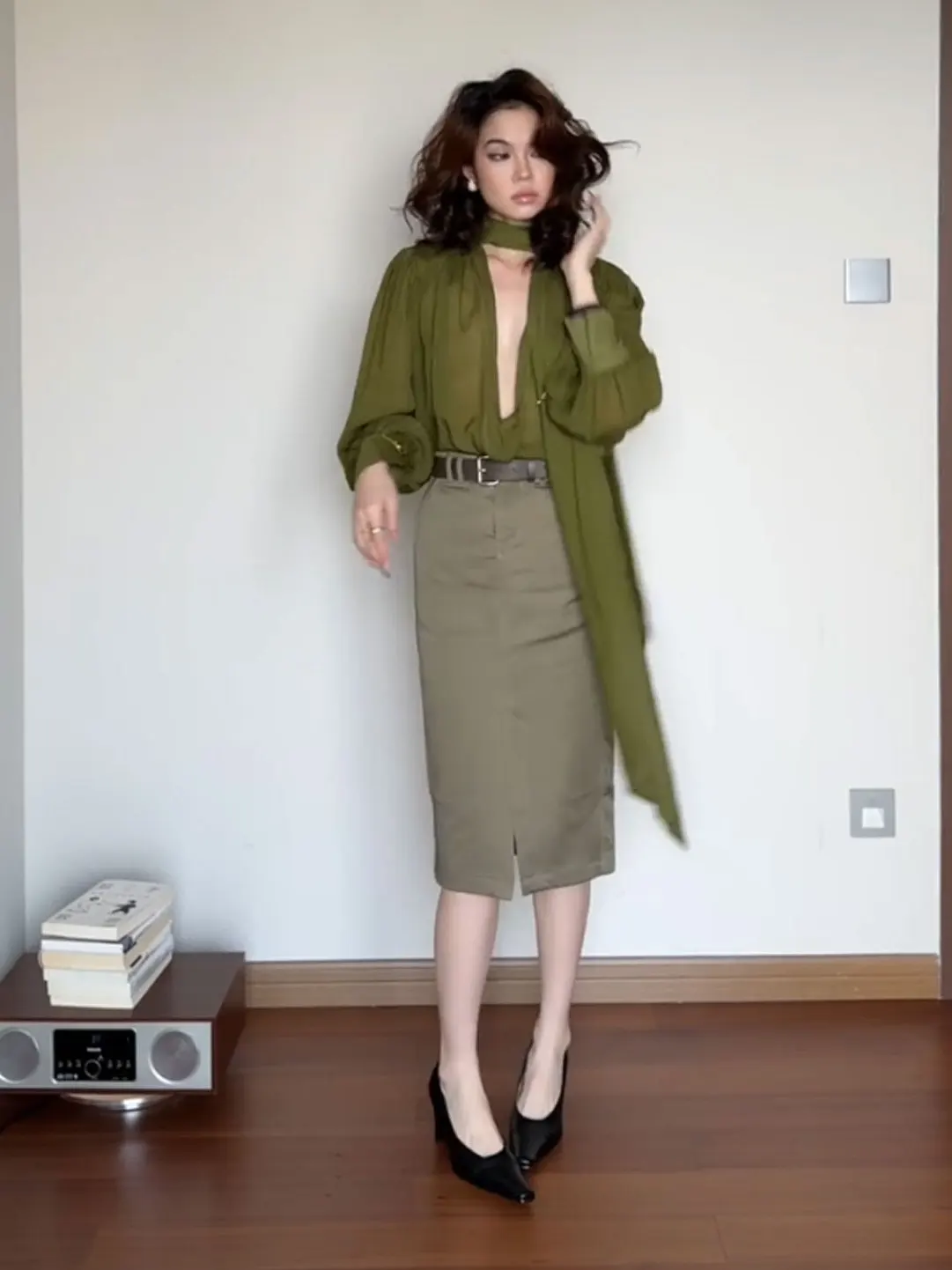 Elegant Olive Green Shirt Top Women's New Style with Khaki Green Wrap around Skirt Fashionable Set Spring Commute Style
Elegant Olive Green Shirt Top Women's New Style with Khaki Green Wrap around Skirt Fashionable Set Spring Commute Style