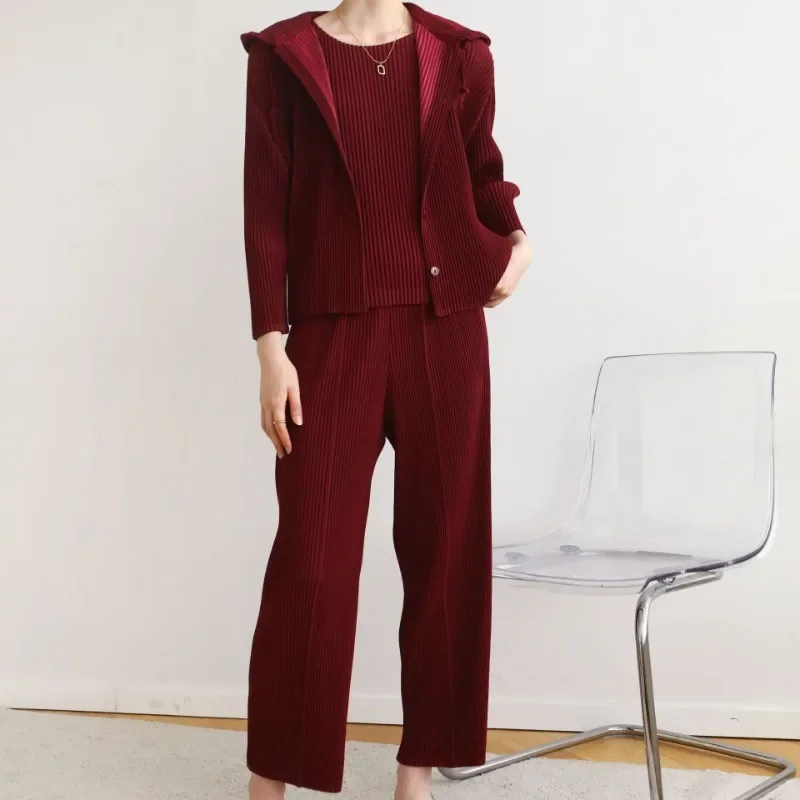 Плиссированный Модный комплект ALSEY Miyake из трех предметов, новинка сезона осень-зима 2024, куртка с капюшоном, тонкий жилет, повседневные однотонные брюки
Плиссированный Модный комплект ALSEY Miyake из трех предметов, новинка сезона осень-зима 2024, куртка с капюшоном, тонкий жилет, повседневные однотонные брюки