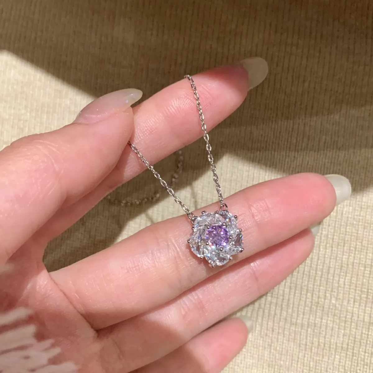 2026 Fashion New Bauhinia Sparkling Diamond Necklace Suitable for Women's High End Jewelry Gifts
2026 Fashion New Bauhinia Sparkling Diamond Necklace Suitable for Women's High End Jewelry Gifts