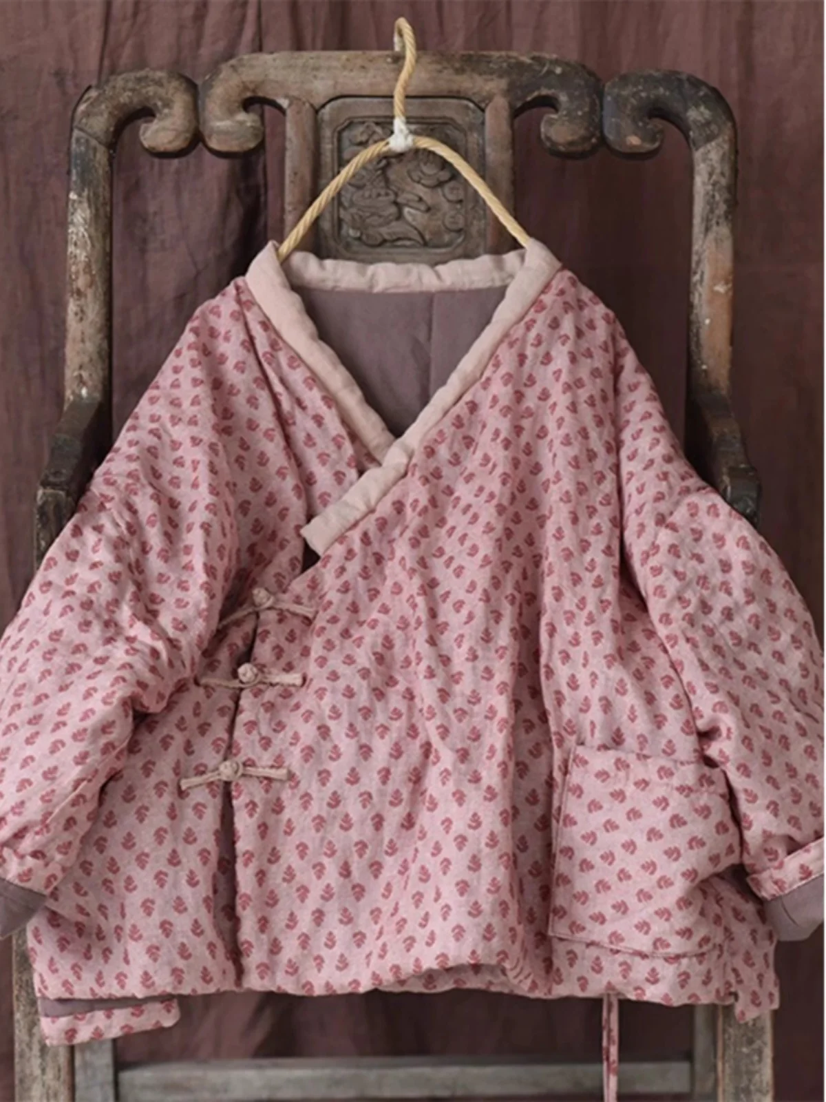 Новое китайское национальное трендовое льняное хлопковое джато с цветочным принтом, женское зимнее свободное хлопковое пальто с хлопковой подкладкой, теплое хлопковое пальто с v-образным вырезом
Новое китайское национальное трендовое льняное хлопковое джато с цветочным принтом, женское зимнее свободное хлопковое пальто с хлопковой подкладкой, теплое хлопковое пальто с v-образным вырезом