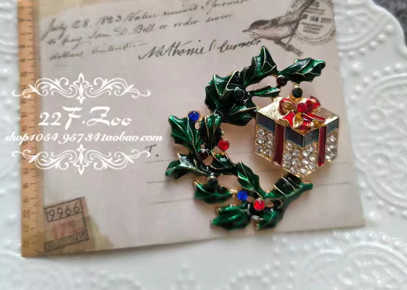 Рождественская брошь-значок с богатым темно-зеленым бриллиантом в форме капли глазурованного цвета
Рождественская брошь-значок с богатым темно-зеленым бриллиантом в форме капли глазурованного цвета