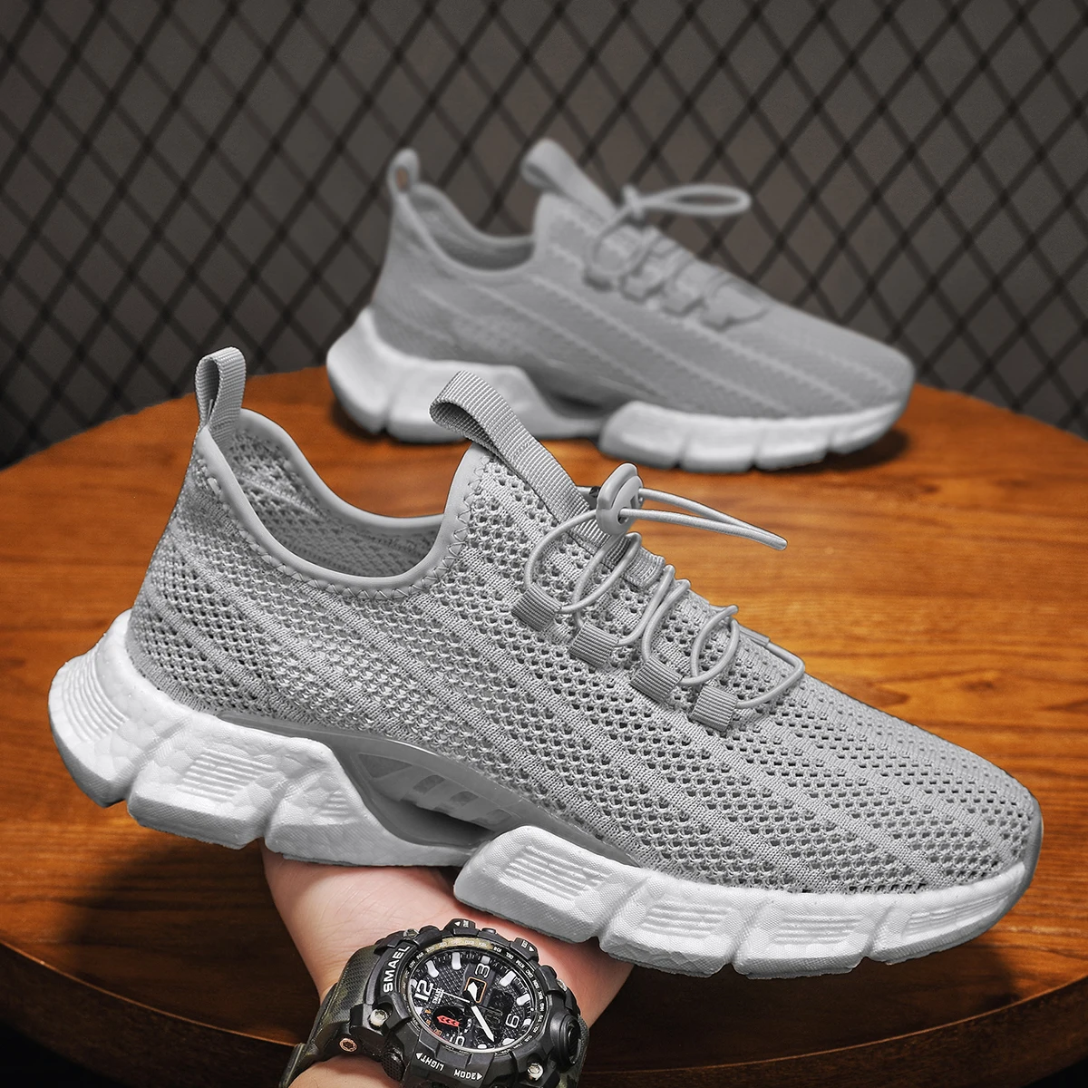 Новые летние мужские двухцветные кроссовки больших размеров на мягкой подошве, легкие, противоскользящие, удобные летающие тканые уличные кроссовки на шнуровке
Новые летние мужские двухцветные кроссовки больших размеров на мягкой подошве, легкие, противоскользящие, удобные летающие тканые уличные кроссовки на шнуровке