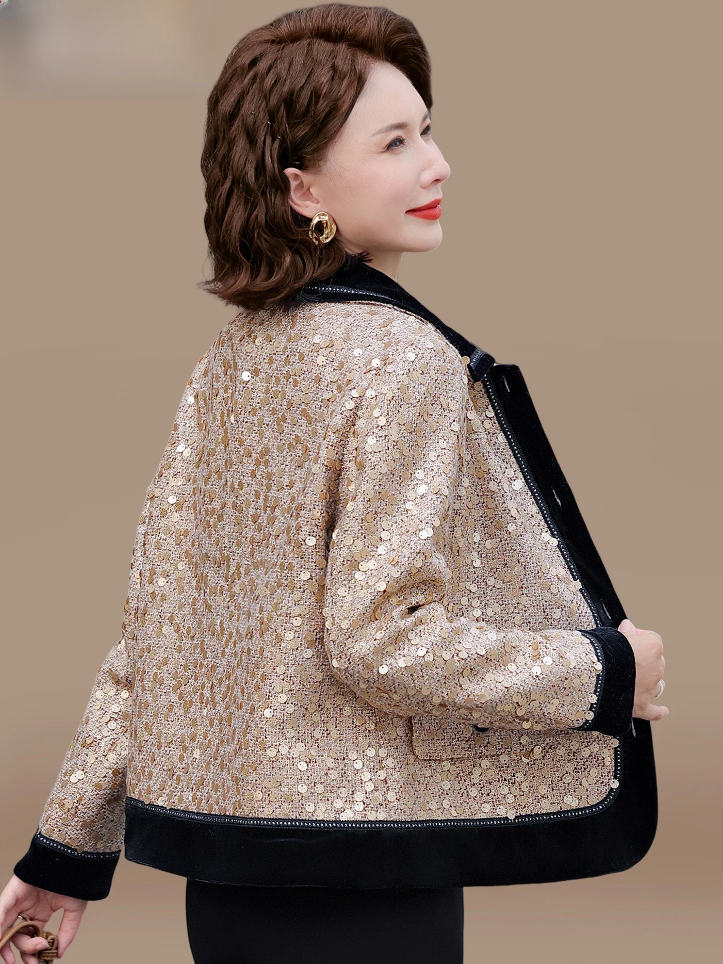 Модная короткая стеганая куртка в стиле Шанель для женщин среднего возраста, осенняя новинка, весенняя коллекция
Модная короткая стеганая куртка в стиле Шанель для женщин среднего возраста, осенняя новинка, весенняя коллекция