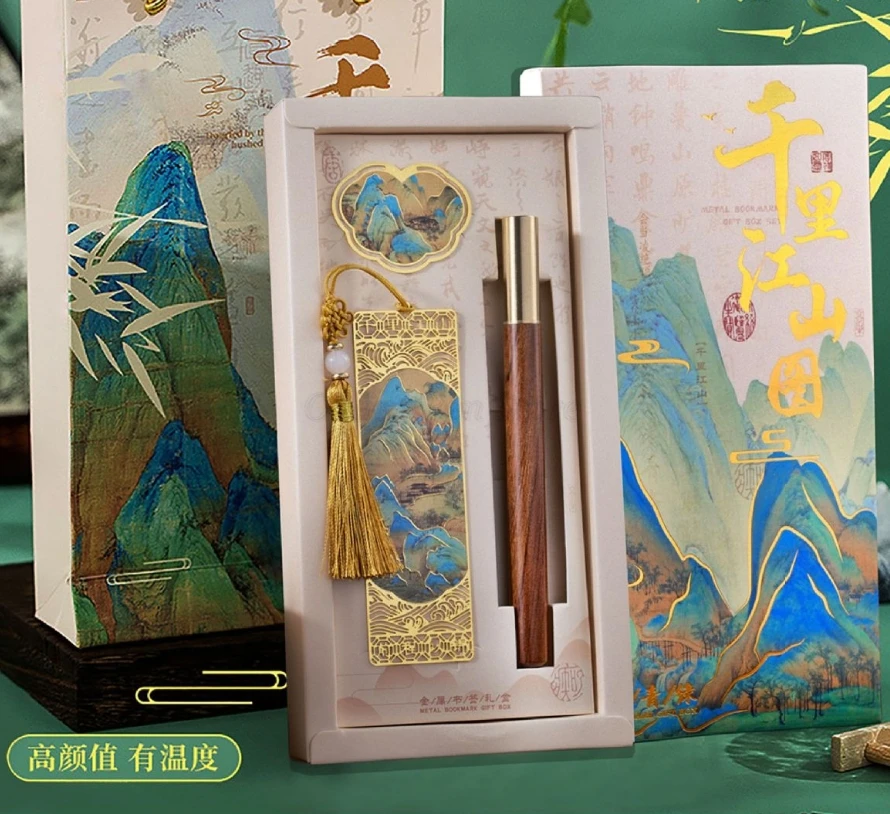 1 Set Of Metal Bookmark Gift Box Suit QingLiJiangShan Picturesque Series Roller Ball Pen Book Buckle Gift Set Fine Engraving
1 Set Of Metal Bookmark Gift Box Suit QingLiJiangShan Picturesque Series Roller Ball Pen Book Buckle Gift Set Fine Engraving