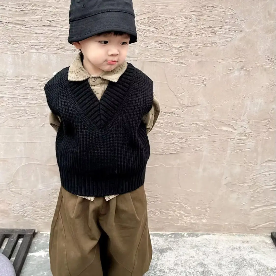 Boys' Spring Clothing Set New Children's Sweater Vest Retro Floral Blouse Pants 3-Piece Set
Boys' Spring Clothing Set New Children's Sweater Vest Retro Floral Blouse Pants 3-Piece Set