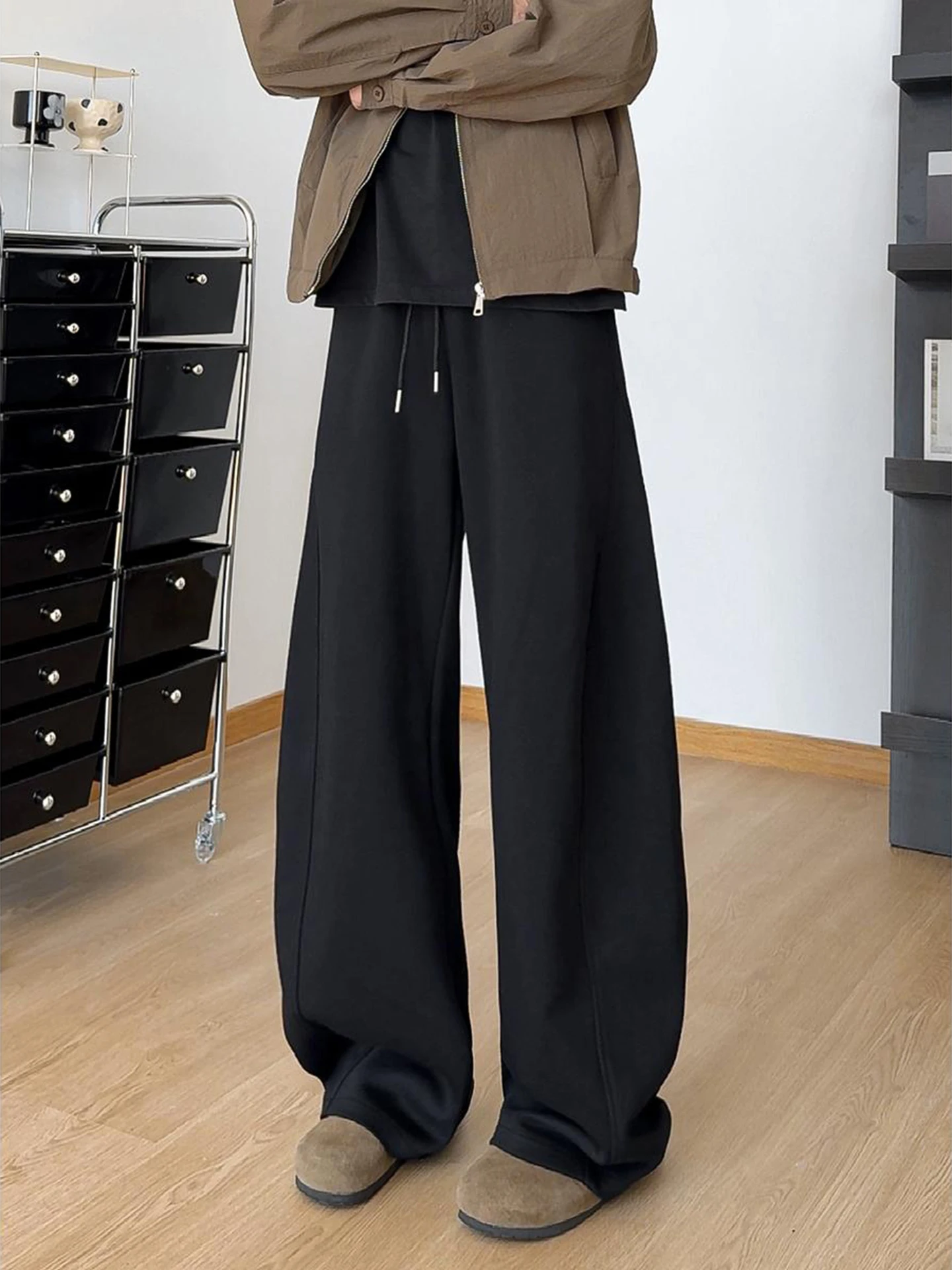 Loose American Sle Wide Leg Straight Cut Men's Casual Pants Autumn Dra BF Lazy Sle Angle Cut Loose Fit Trousers
Loose American Sle Wide Leg Straight Cut Men's Casual Pants Autumn Dra BF Lazy Sle Angle Cut Loose Fit Trousers