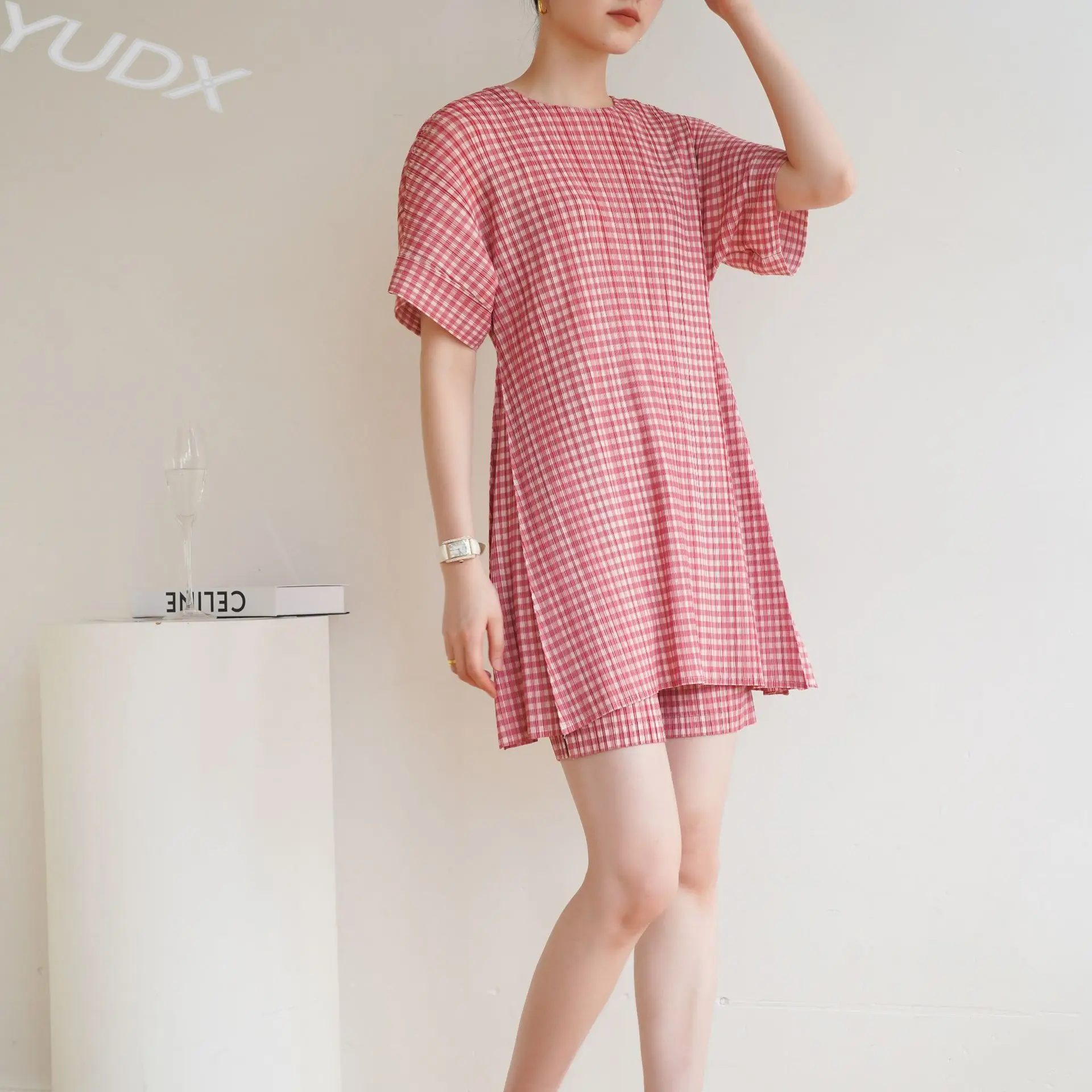 High-quality Counter Counter 2023 Summer High-end Pleated Plaid Pattern Plus Size Women's Casual T-shirt Shorts Suit Two-piece
High-quality Counter Counter 2023 Summer High-end Pleated Plaid Pattern Plus Size Women's Casual T-shirt Shorts Suit Two-piece