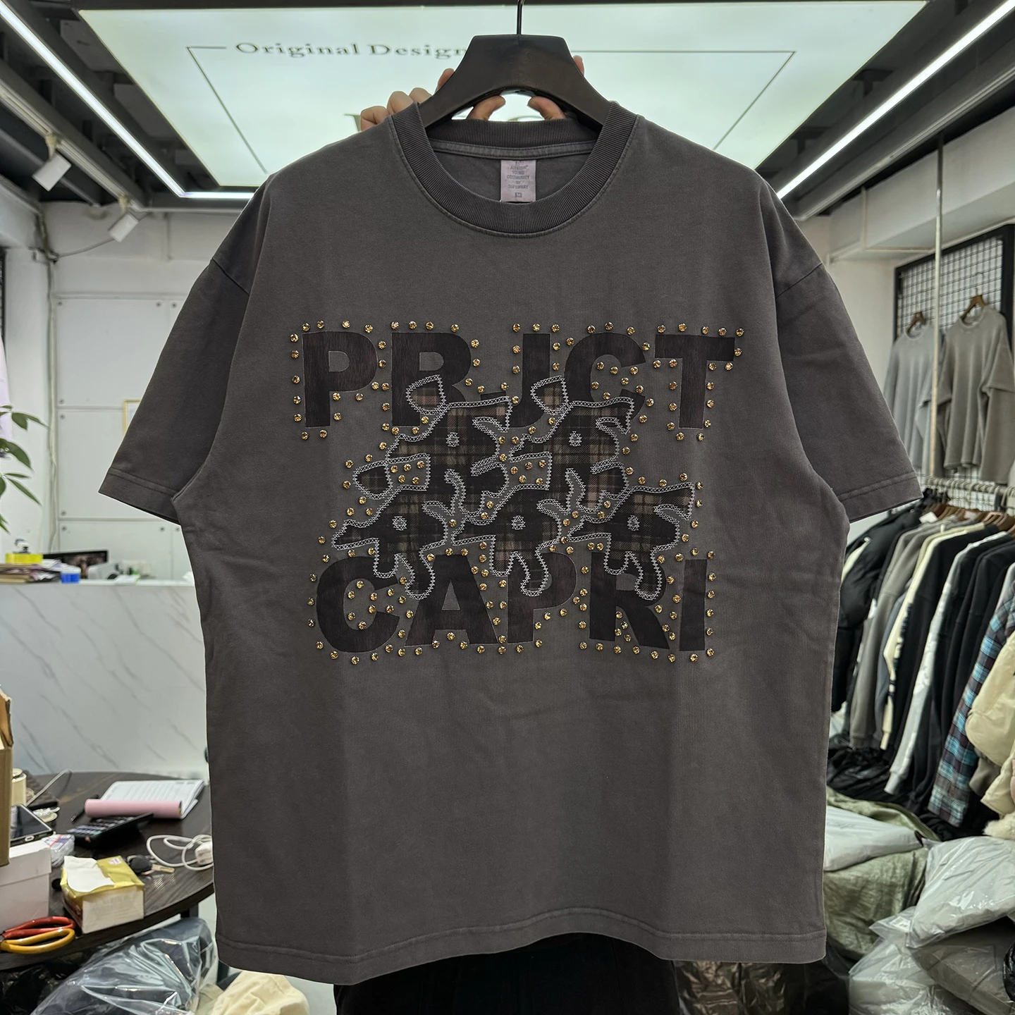 Retro Distressed Letter Print Diamond Embedded Short Sleeve T-Shirt Oversize Casual Loose Top for Men And Women
Retro Distressed Letter Print Diamond Embedded Short Sleeve T-Shirt Oversize Casual Loose Top for Men And Women