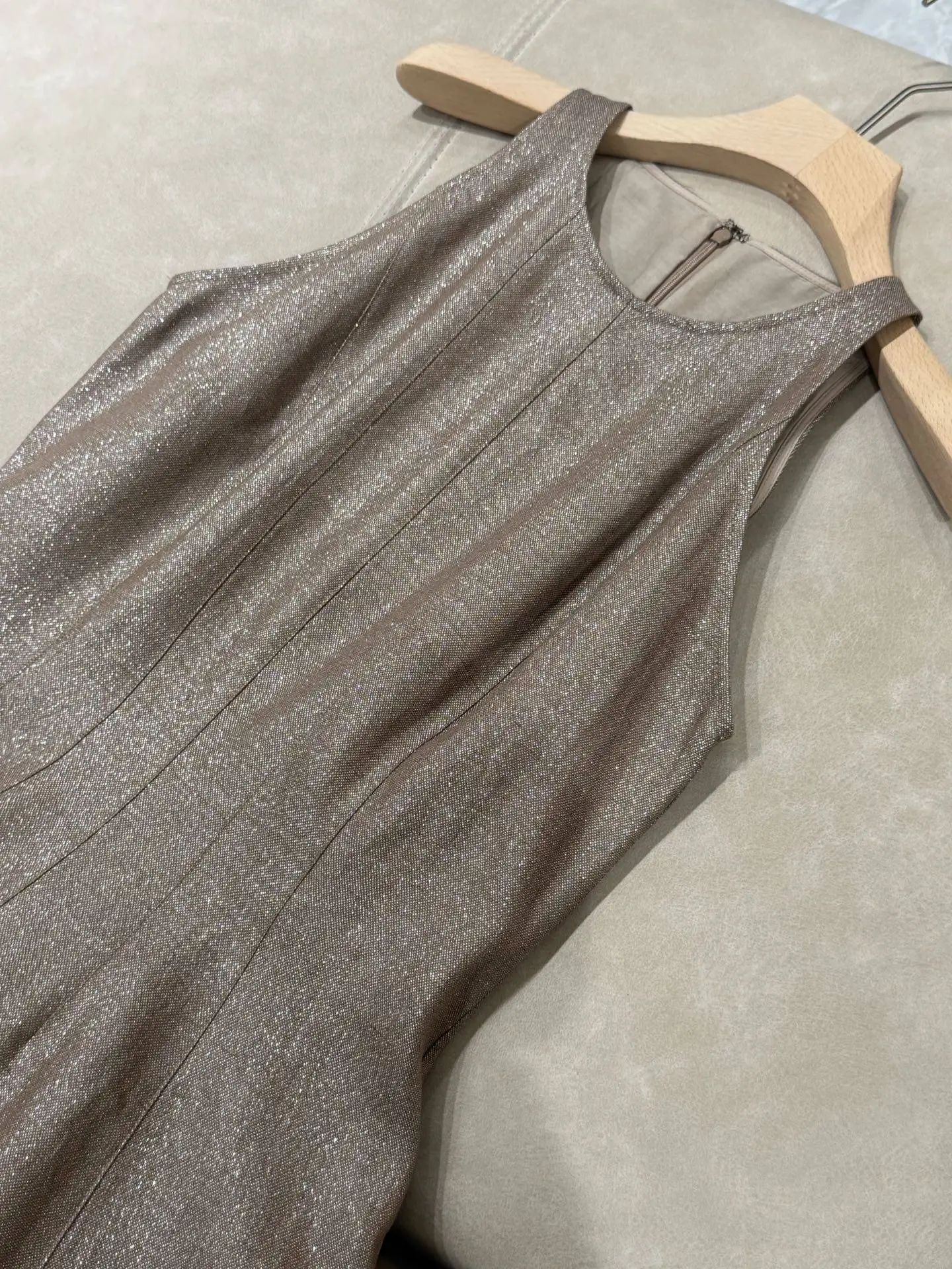 Женское классическое шелково-льняное платье без рукавов для ранней весны
Женское классическое шелково-льняное платье без рукавов для ранней весны