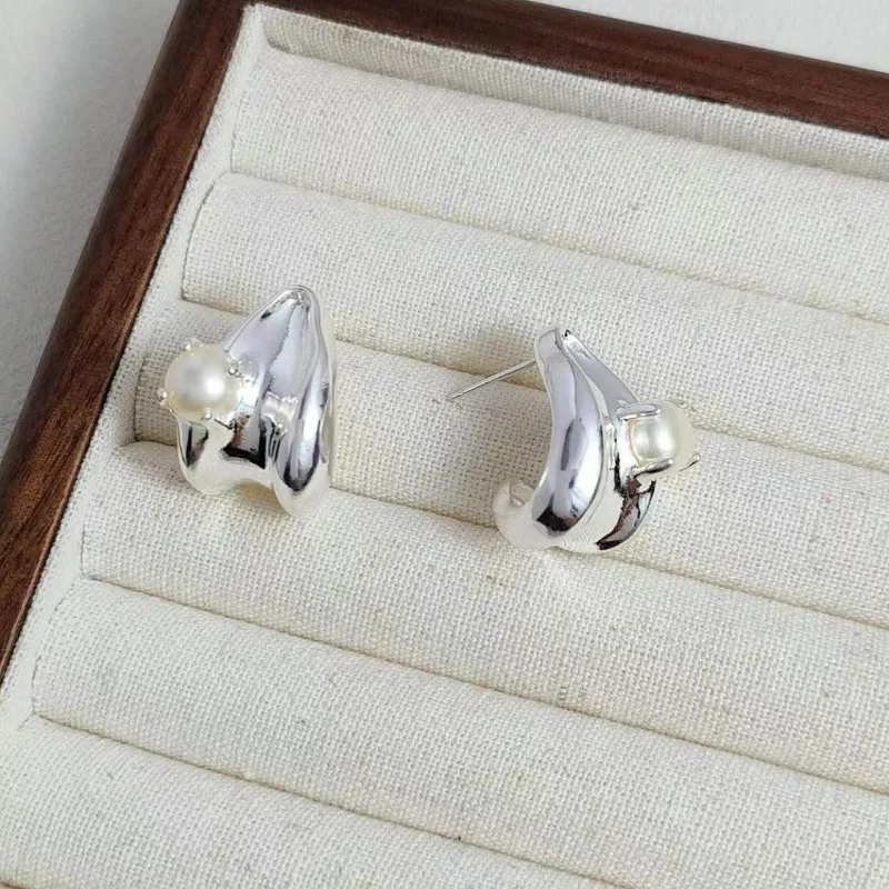 Ladies Exaggerated Earrings Light Luxury Temperament High Sense Pearl Stud Earrings Niche Design Versatile Earrings
Ladies Exaggerated Earrings Light Luxury Temperament High Sense Pearl Stud Earrings Niche Design Versatile Earrings