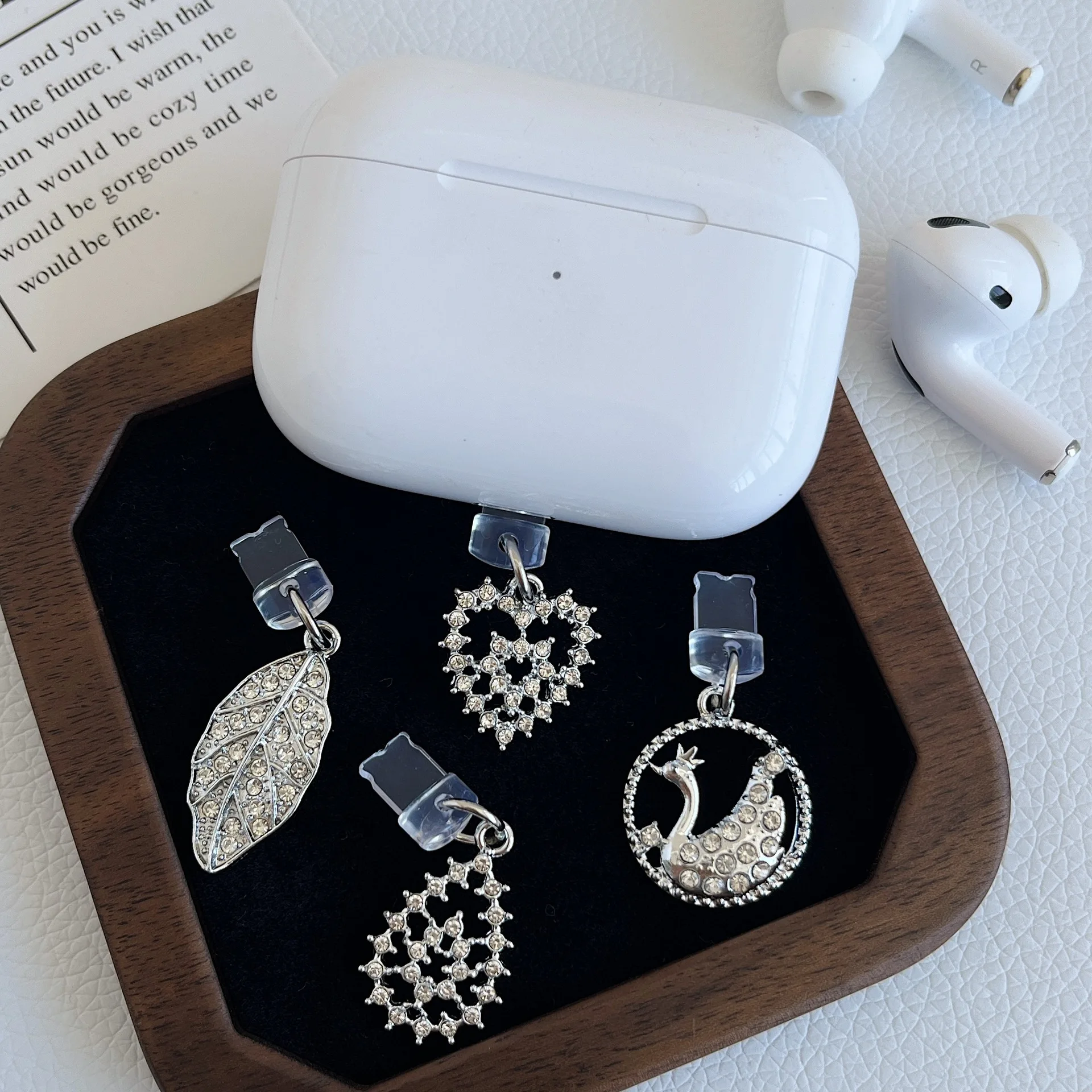 Cute cartoon Dust Plug Charm Fashion Ladies Charge Port Plug For iPhone Type C Dust Protection Cap Phone Pendant Couple Gift
Cute cartoon Dust Plug Charm Fashion Ladies Charge Port Plug For iPhone Type C Dust Protection Cap Phone Pendant Couple Gift