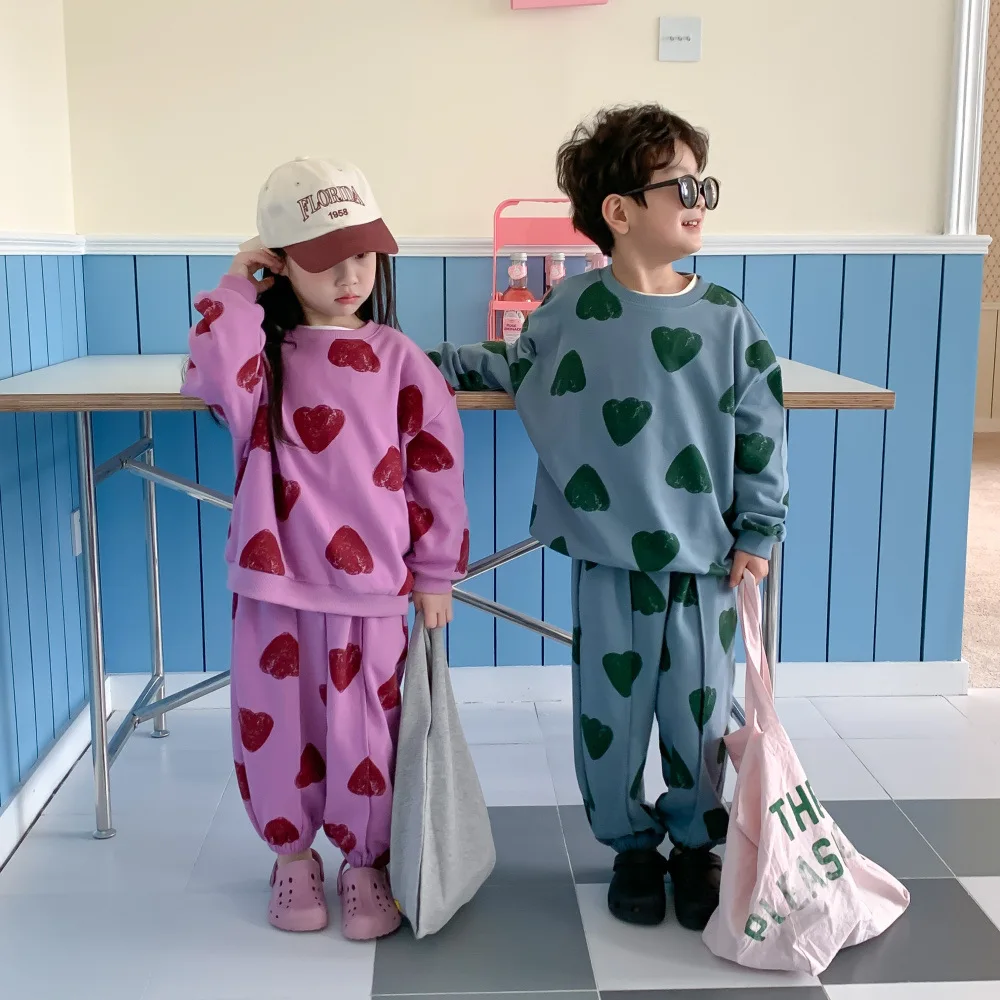 Children's Set 2023 Spring Boys Girls Korean Round Neck Sweater Guard Pants Two Piece Set Children's Love Print Set
Children's Set 2023 Spring Boys Girls Korean Round Neck Sweater Guard Pants Two Piece Set Children's Love Print Set
