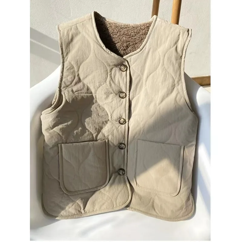 Retro Japanese Style Lamb Fur Warm Sleeveless Vest Women's Autumn Winter Double Sided Wear Design Jacket Outer Shoulder
Retro Japanese Style Lamb Fur Warm Sleeveless Vest Women's Autumn Winter Double Sided Wear Design Jacket Outer Shoulder