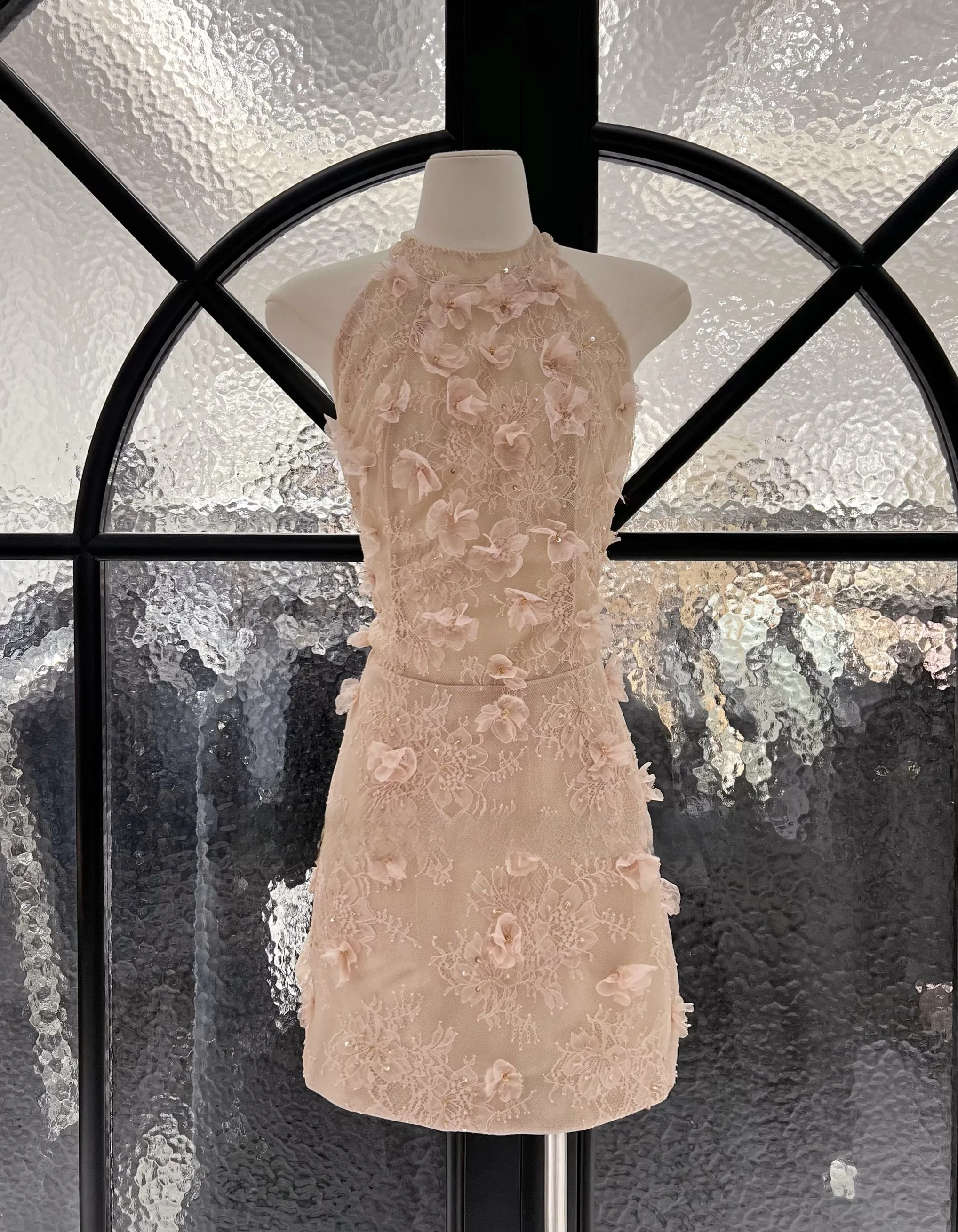 Летнее платье А-силуэта с высоким разрезом на плечах, кружевом, бисером и цветочным узором, подчеркивающее талию, с объемным дизайном, в стиле принцессы.
Летнее платье А-силуэта с высоким разрезом на плечах, кружевом, бисером и цветочным узором, подчеркивающее талию, с объемным дизайном, в стиле принцессы.