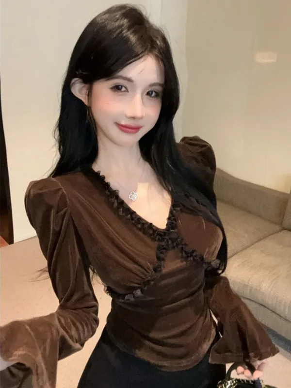 Elegant Lace Trim Bell Sleeve Base Shirt Women's Cross Splicing Outerwear Slimming Tunic Top Korean Style City Walk Fashion
Elegant Lace Trim Bell Sleeve Base Shirt Women's Cross Splicing Outerwear Slimming Tunic Top Korean Style City Walk Fashion