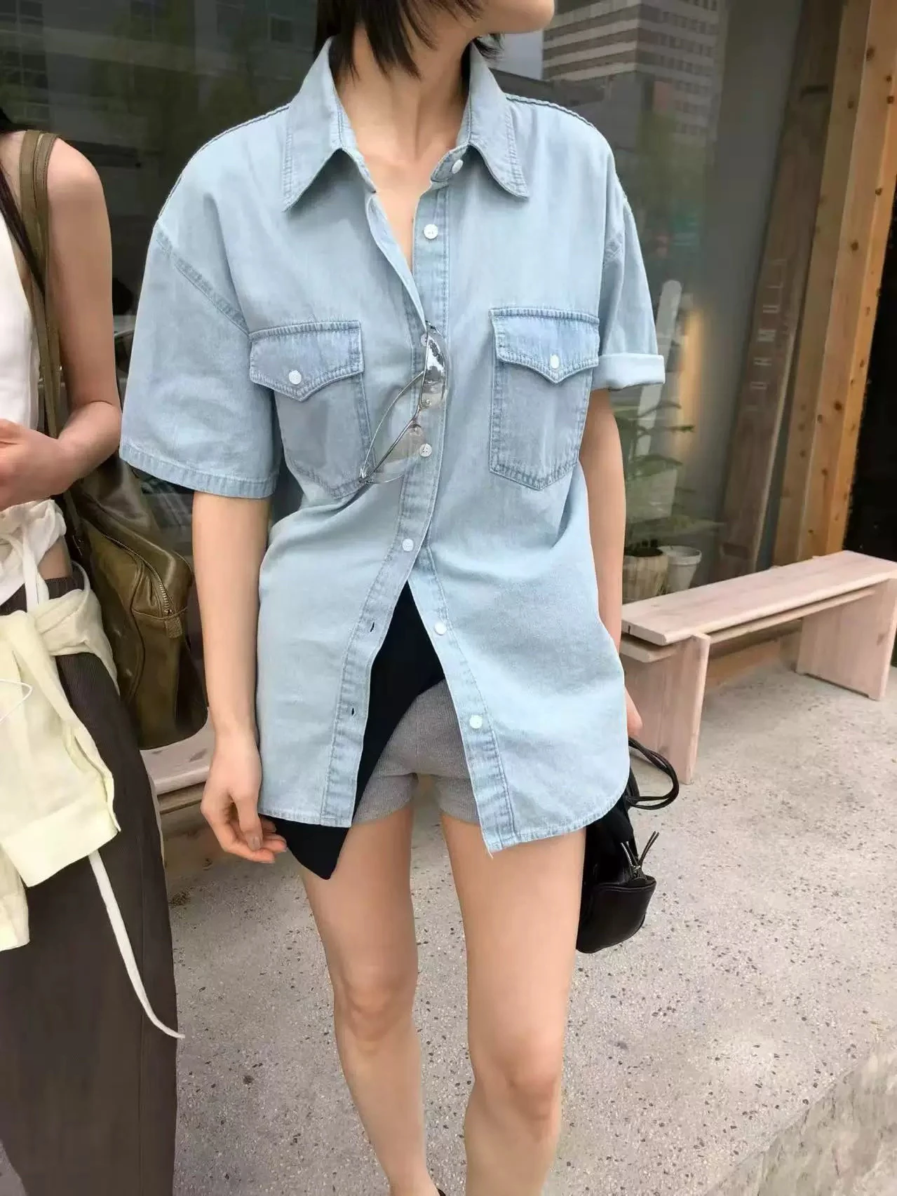 Loose Short Sleeve Denim Shirt Women's Summer Vintage Hong Kong Style Pocket Design Turn-down Collar Mid-length Casual Top
Loose Short Sleeve Denim Shirt Women's Summer Vintage Hong Kong Style Pocket Design Turn-down Collar Mid-length Casual Top