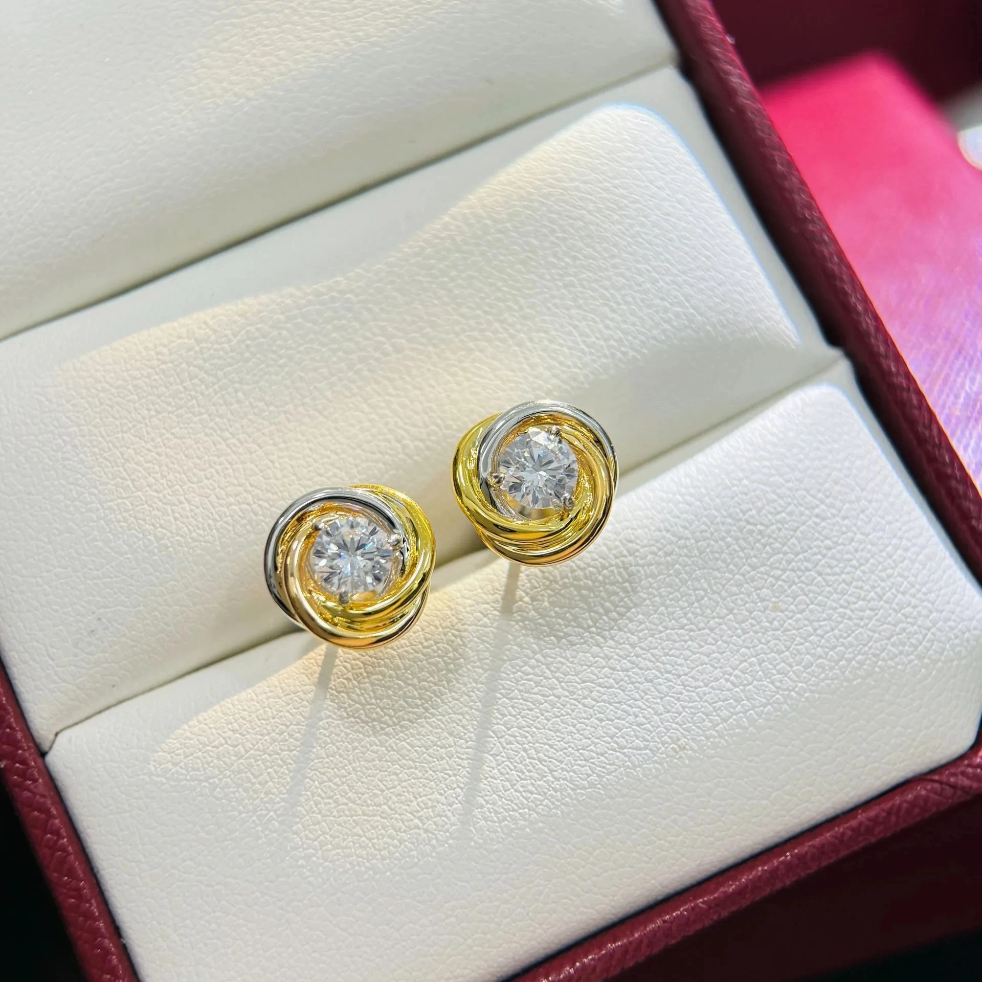 New Tide S925 Classic Hot Selling European Famous Brand Women's Luxury Jewelry Fashion Romantic Tri color Earrings Shining Party
New Tide S925 Classic Hot Selling European Famous Brand Women's Luxury Jewelry Fashion Romantic Tri color Earrings Shining Party