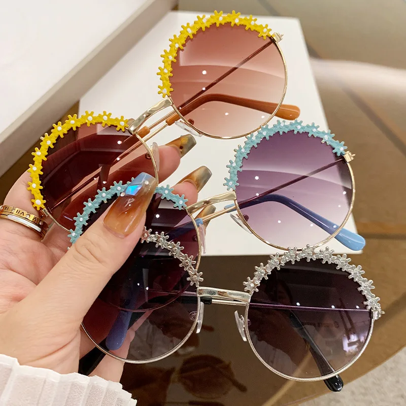2025 Metal Round Frame Dotted Paint Sunglasses with Eyebrows for Children's Street Photography Personality Round Eyes Sunglasses
2025 Metal Round Frame Dotted Paint Sunglasses with Eyebrows for Children's Street Photography Personality Round Eyes Sunglasses