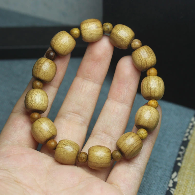 Old-style barrel-shaped beads bracelet made of golden nanmu wood, 12mm, with a light fragrance of rosewood and pear wood, suitab
Old-style barrel-shaped beads bracelet made of golden nanmu wood, 12mm, with a light fragrance of rosewood and pear wood, suitab