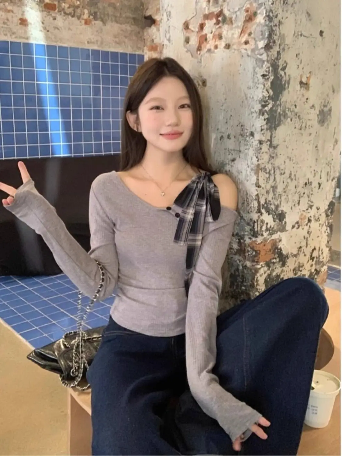 Fashion Irregular Ribbon Slant Shoulder Women's Base Shirt Autumn Winter
Fashion Irregular Ribbon Slant Shoulder Women's Base Shirt Autumn Winter