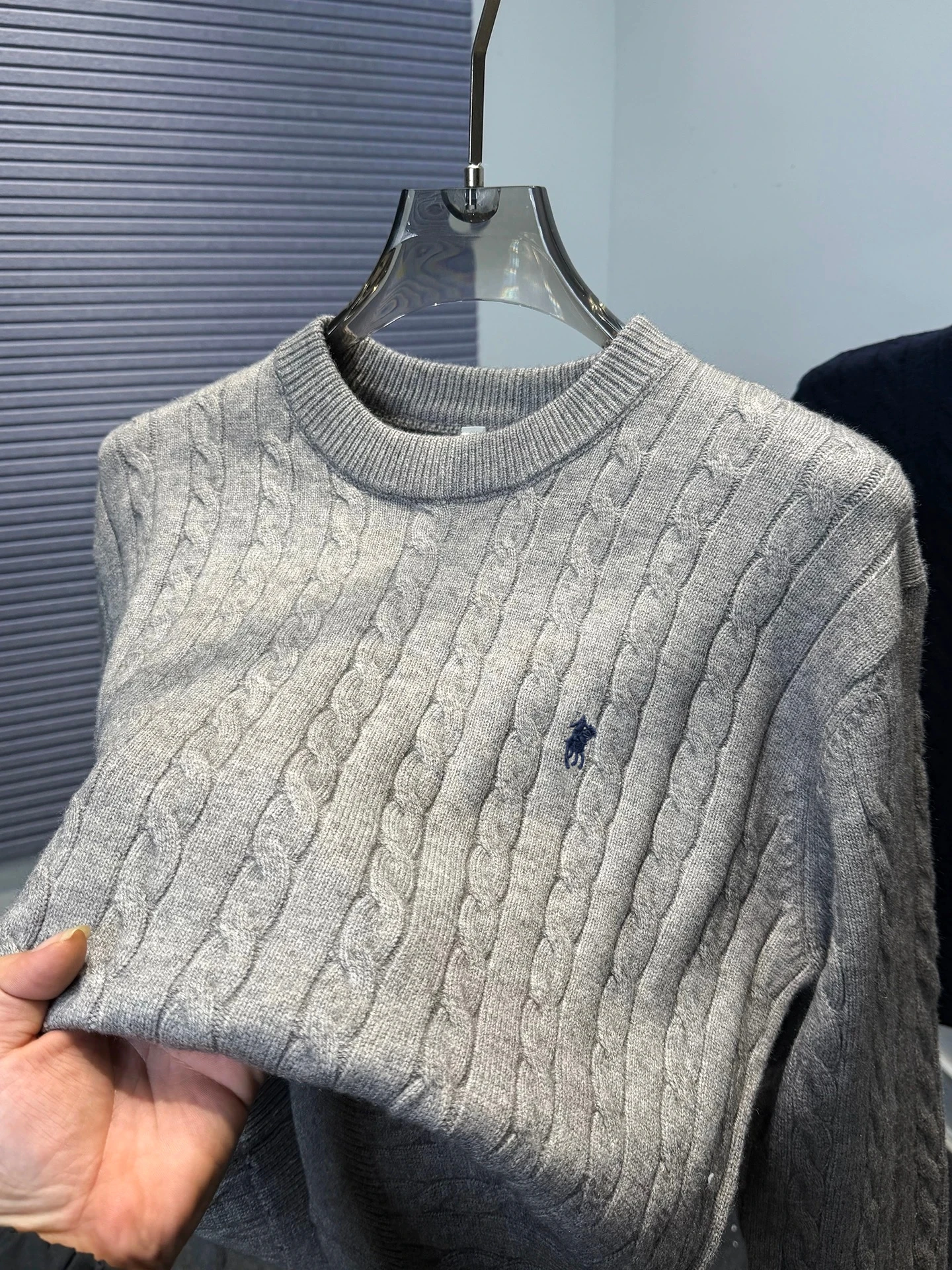 luxury exquisite pony embroidered sweater designer brand men's winter fashion jacquard Paul casual round neck knitted pullover
luxury exquisite pony embroidered sweater designer brand men's winter fashion jacquard Paul casual round neck knitted pullover