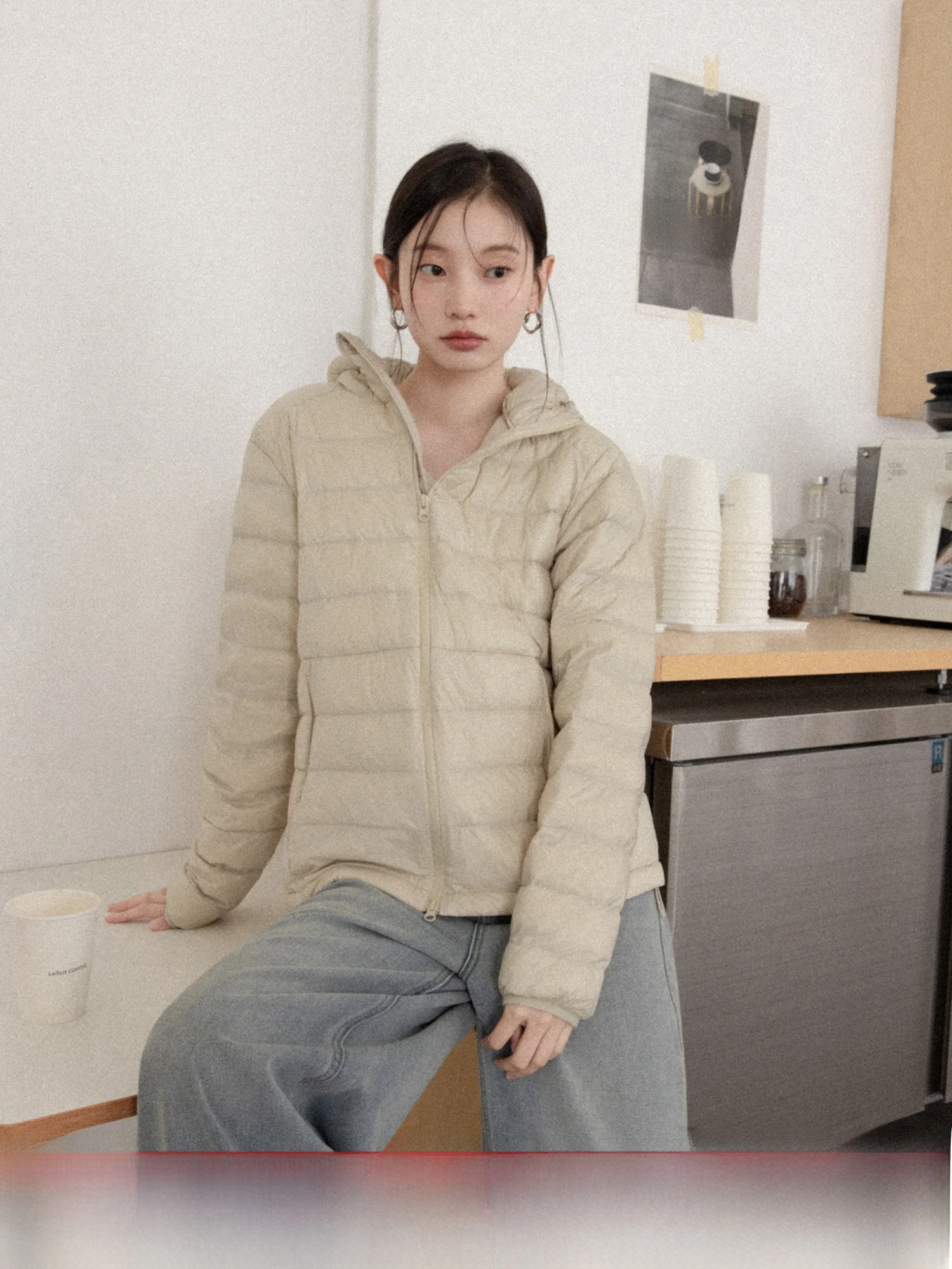 Теплая модная тонкая белая пуховая куртка для женщин, новая зимняя модель, в стиле Little Fragrance, с флисовой подкладкой, повседневное прямое пальто.
Теплая модная тонкая белая пуховая куртка для женщин, новая зимняя модель, в стиле Little Fragrance, с флисовой подкладкой, повседневное прямое пальто.