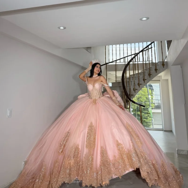 Pink Quinceanera Dress off-shoulder Golden Glitter Decal Layering Long tail Bow vestidos de 15 Quinceanera Customize
Pink Quinceanera Dress off-shoulder Golden Glitter Decal Layering Long tail Bow vestidos de 15 Quinceanera Customize
