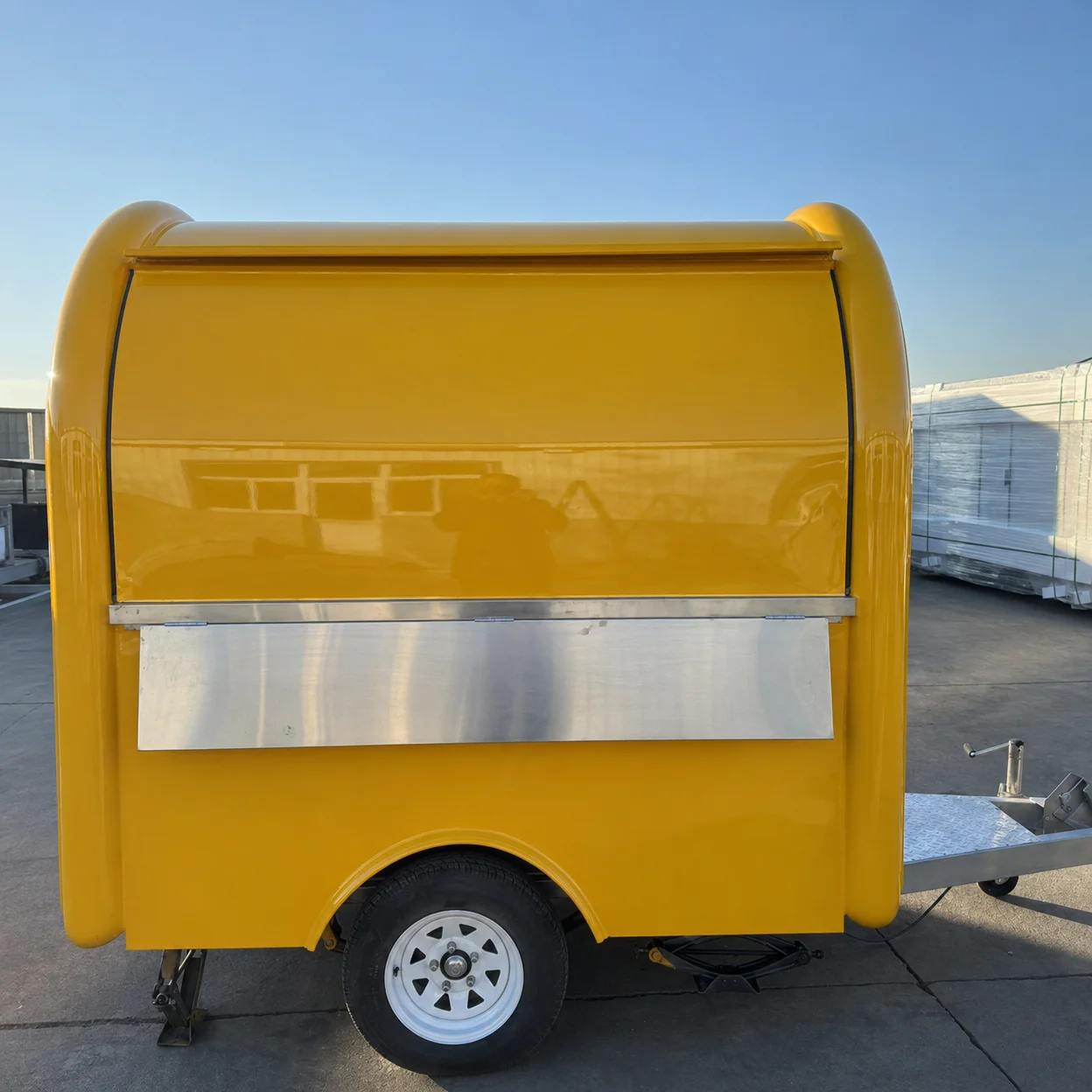 Retro Round Shape Fiberglass Ice Cream Cart Mobile Food Trailer Fully Equipped For Candy Chips Dessert & Waffle Vending
Retro Round Shape Fiberglass Ice Cream Cart Mobile Food Trailer Fully Equipped For Candy Chips Dessert & Waffle Vending