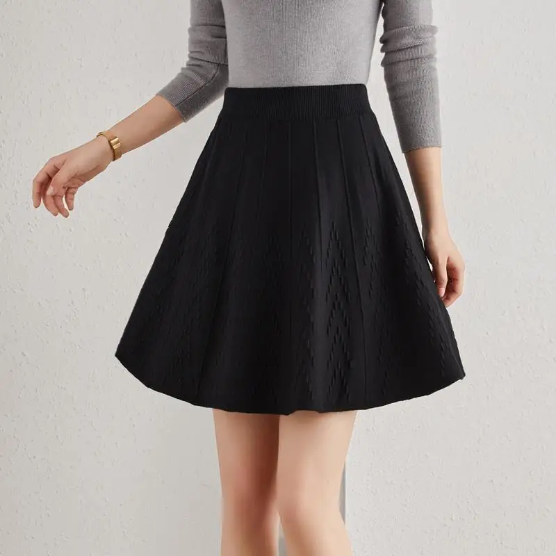 Плиссированные шорты для женщин, новинка 2023, черная стильная осенне-зимняя трикотажная полуюбка трапециевидной формы с высокой талией
Плиссированные шорты для женщин, новинка 2023, черная стильная осенне-зимняя трикотажная полуюбка трапециевидной формы с высокой талией