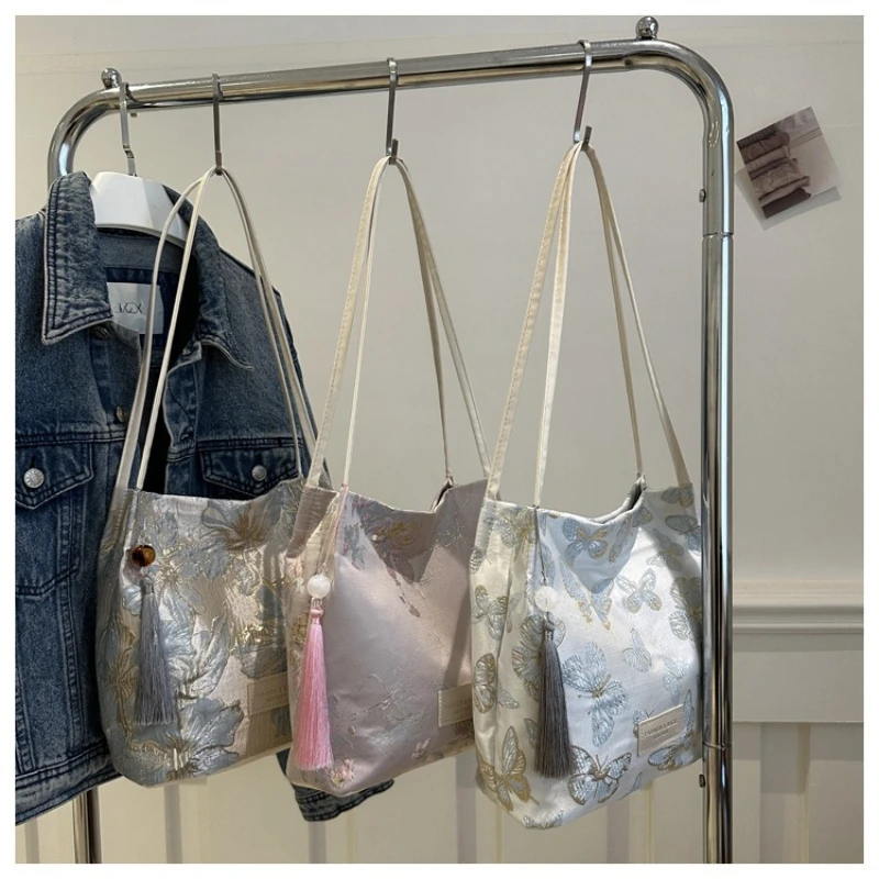 2025 New Retro Butterfly Flower Pattern Shoulder Bags Women Large Capacity Tassels Underarm Bucket Bags Fashion Elegant Handbags
2025 New Retro Butterfly Flower Pattern Shoulder Bags Women Large Capacity Tassels Underarm Bucket Bags Fashion Elegant Handbags
