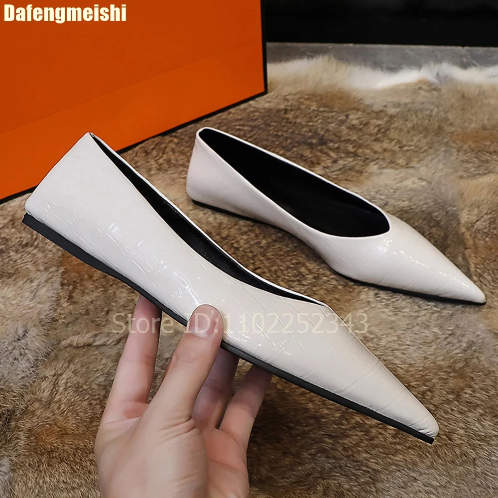 2025 Summer New V-Neck Pointed Toe Flats Shoes Women Sexy Black Plaid Sheepskin Shallow Slip On Casual Fashion Shoes
2025 Summer New V-Neck Pointed Toe Flats Shoes Women Sexy Black Plaid Sheepskin Shallow Slip On Casual Fashion Shoes