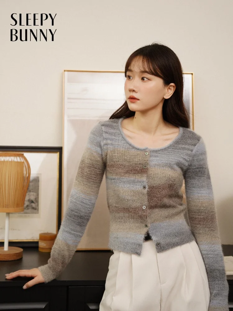 Винтажный вязаный кардиган с градиентом, женский мягкий короткий свитер, зимний теплый повседневный уютный трикотаж с круглым вырезом для повседневного офисного стиля
Винтажный вязаный кардиган с градиентом, женский мягкий короткий свитер, зимний теплый повседневный уютный трикотаж с круглым вырезом для повседневного офисного стиля