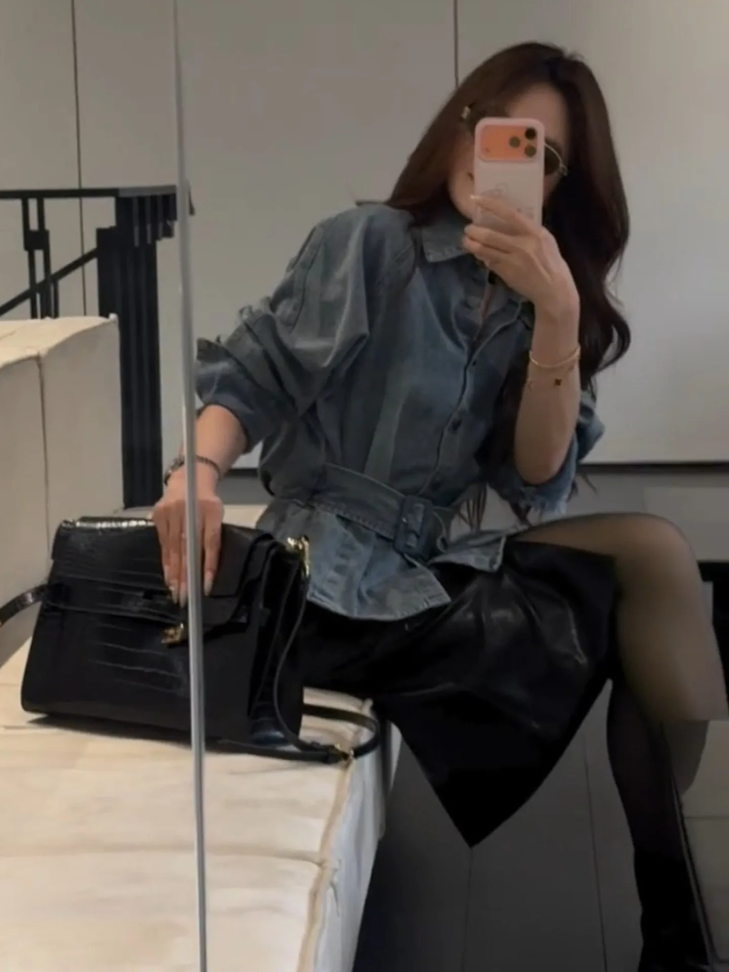 Синий джинсовый комплект из двух предметов: рубашка и юбка с высокой талией. Весенний модный ансамбль. Женский повседневный деловой наряд.
Синий джинсовый комплект из двух предметов: рубашка и юбка с высокой талией. Весенний модный ансамбль. Женский повседневный деловой наряд.