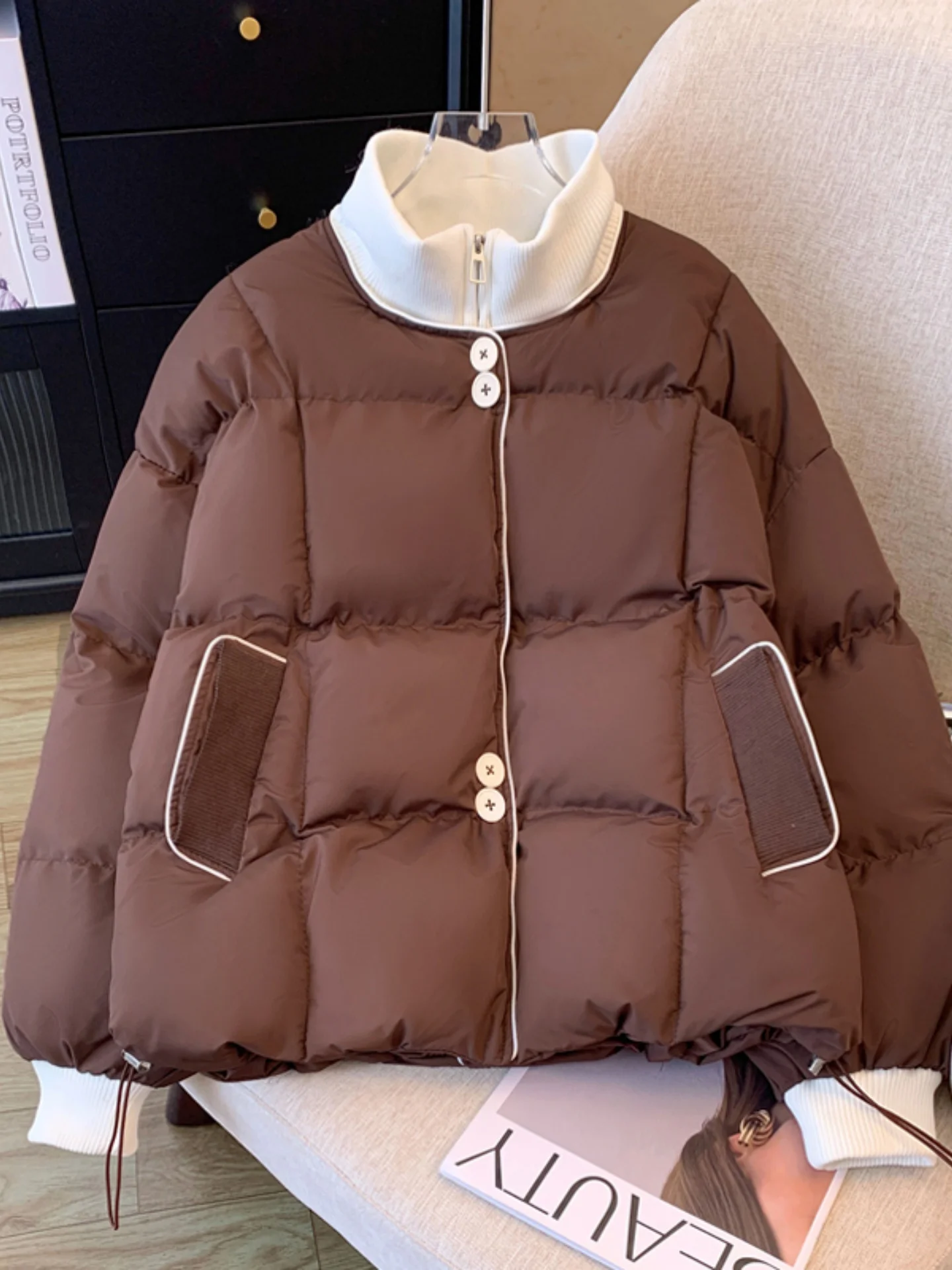 Женская хлопковая куртка-пальто оверсайз в стиле ретро с воротником-стойкой, имитация двухслойного дизайна, коричневая
Женская хлопковая куртка-пальто оверсайз в стиле ретро с воротником-стойкой, имитация двухслойного дизайна, коричневая