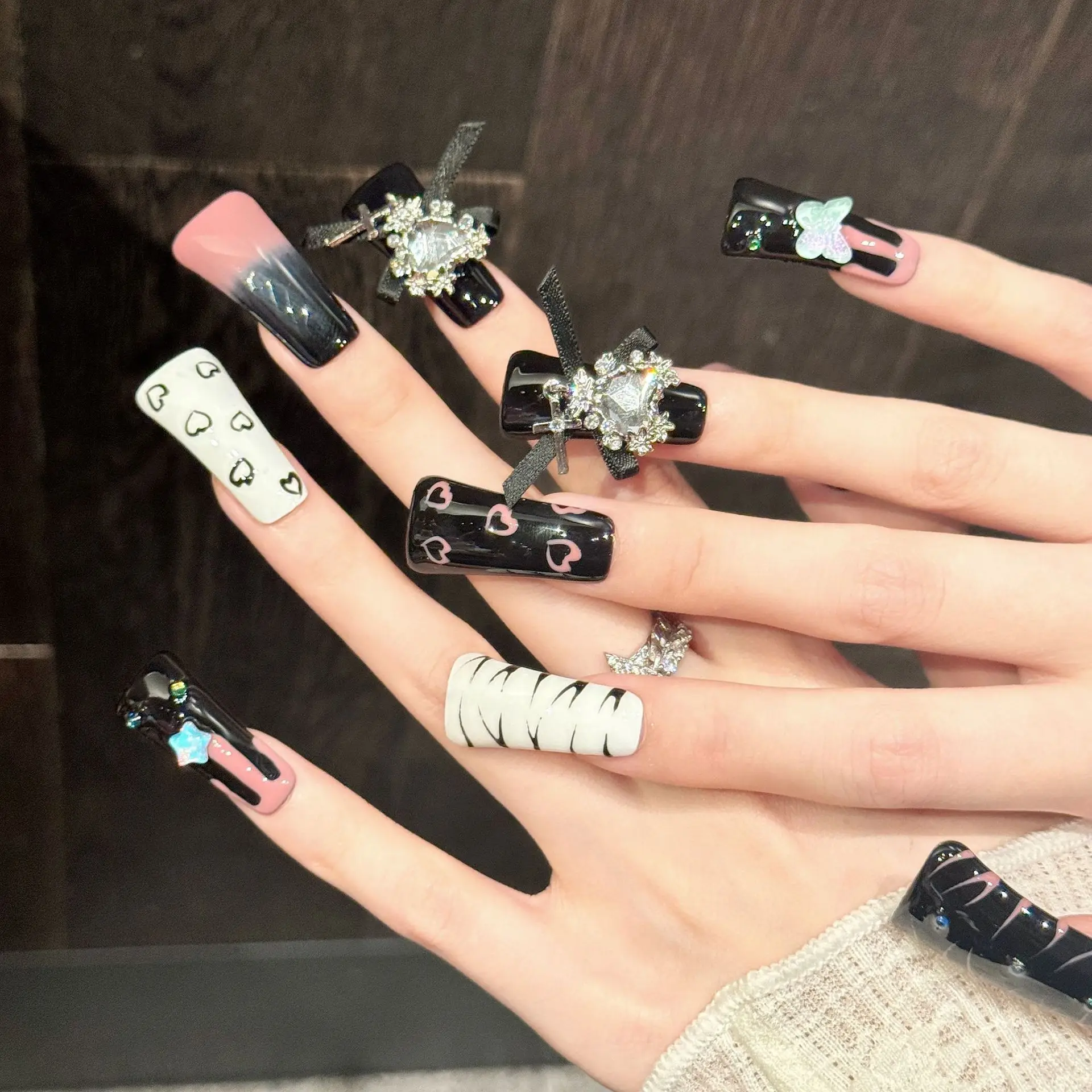 10pcs Long Duckbilled Fake Nails Black-Pink Color Block Heart Rhinestone Design False Nails Hand-made Spicy Girls Press On Nails
10pcs Long Duckbilled Fake Nails Black-Pink Color Block Heart Rhinestone Design False Nails Hand-made Spicy Girls Press On Nails