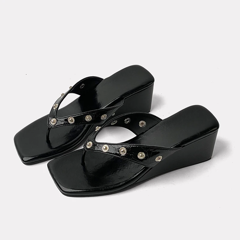 Women Studded Wedge Heel Flip Flops Patent Leather Square Toe Casual Summer Open Toe Platform Slides Sandals Slippers for Ladies
Women Studded Wedge Heel Flip Flops Patent Leather Square Toe Casual Summer Open Toe Platform Slides Sandals Slippers for Ladies