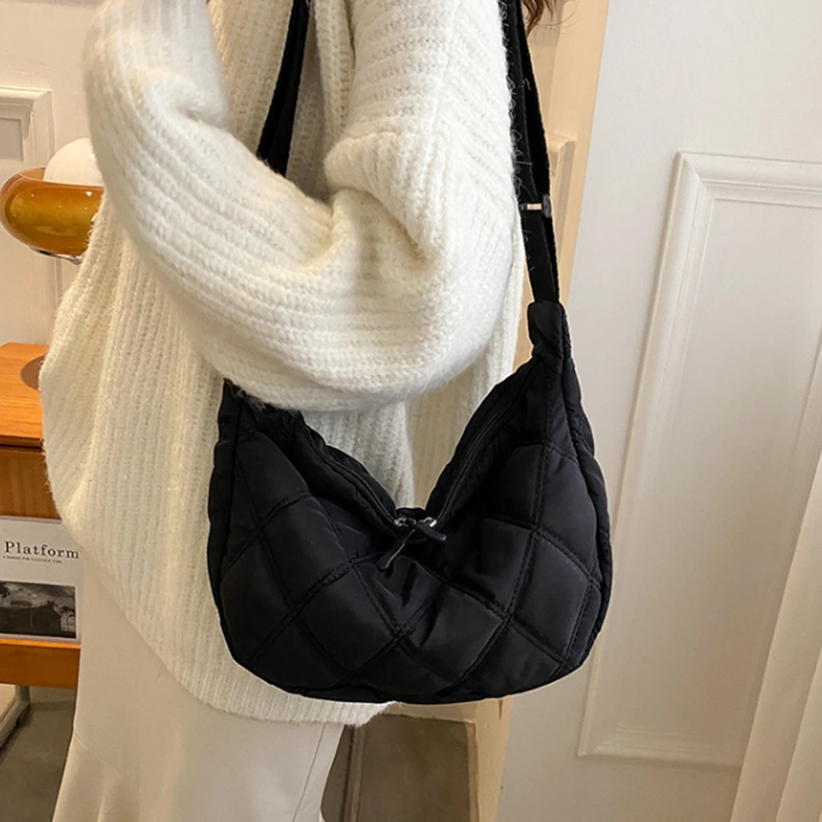 Black diamond check embroidered thread large capacity down Cloud Women's shoulder crossbody dumpling bag (without pendant)
Black diamond check embroidered thread large capacity down Cloud Women's shoulder crossbody dumpling bag (without pendant)