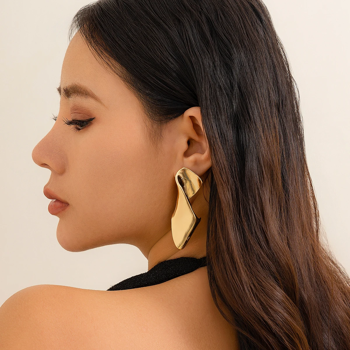 Geometric folding metal earrings for women, trendy, fashionable, and personalized design earrings
Geometric folding metal earrings for women, trendy, fashionable, and personalized design earrings