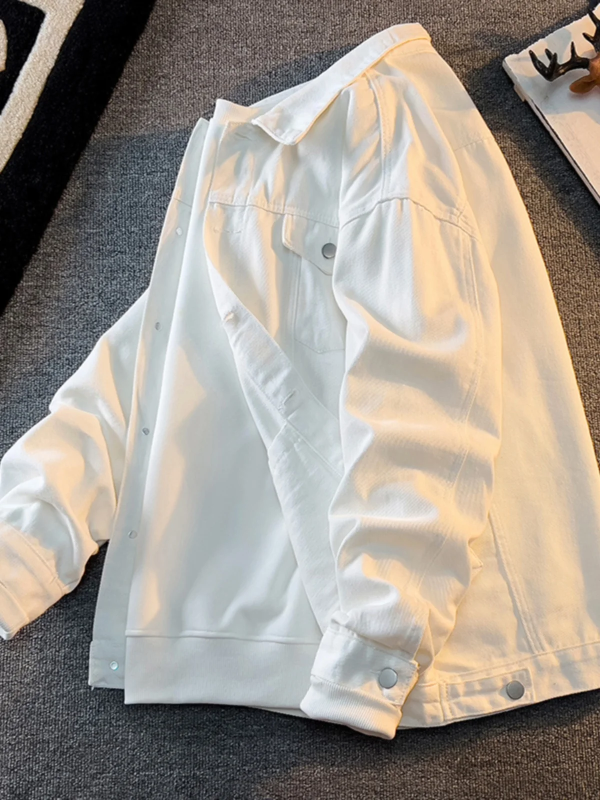 Мужская джинсовая куртка премиум-класса из белого денима, модная, свободного кроя, универсальная, в стиле американской уличной моды, цветная, для молодежи
Мужская джинсовая куртка премиум-класса из белого денима, модная, свободного кроя, универсальная, в стиле американской уличной моды, цветная, для молодежи